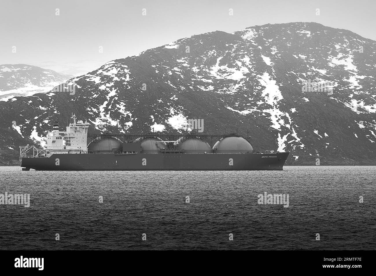 Foto in bianco e nero della cisterna a gas naturale liquefatto da 288 m, della cisterna a GNL, ARCTIC PRINCESS ancorata al largo di Hammerfest, nell'Artico settentrionale della Norvegia Foto Stock