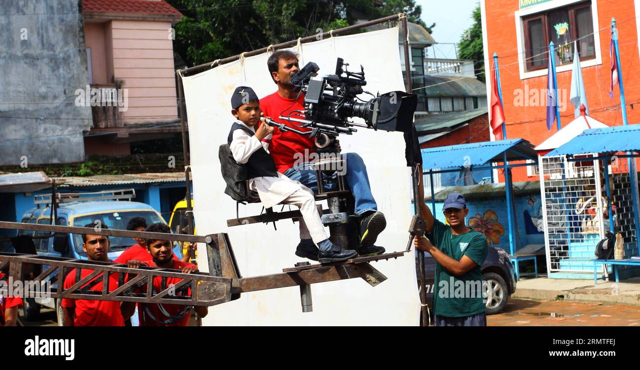 KATHMANDU, 1 settembre 2014 - il bambino nepalese Saugat Bista (L) di 8 anni dirige un film nepalese Love You Baba , nel tentativo di battere il record del regista indiano Kishan Shrikanth come il più giovane regista del Guinness World record a Kathmandu, capitale del Nepal, l'1 settembre 2014. ) NEPAL-KATHMANDU-YOUNG REGISTA SunilxSharma PUBLICATIONxNOTxINxCHN Kathmandu 1 settembre 2014 Nepalese Child Bista l età di 8 anni dirige un film nepalese Love You Baba in to Break the record of Indian Child Director Kishan as the Director in Guinness World record a Kathmandu capitale del Nepal IL 1 settembre 2014 Nepal Kathmandu Foto Stock