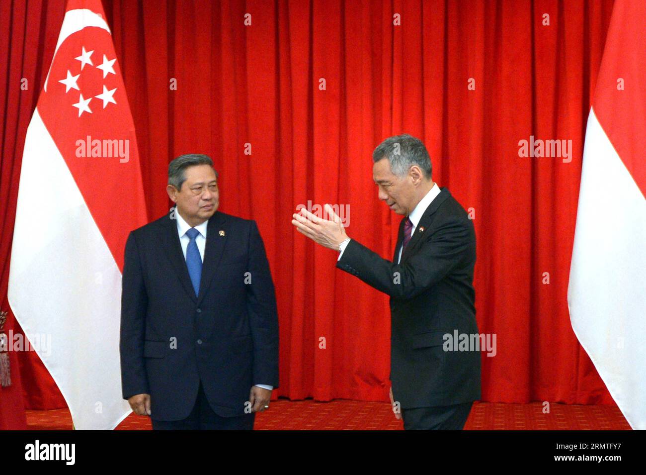 (140903) -- SINGAPORE, 3 settembre 2014 -- il primo ministro di Singapore Lee Hsien Loong (R) e il presidente indonesiano Susilo Bambang Yudhoyono partecipano alla cerimonia di firma a Singapore S Istana, 3 settembre 2014. Il presidente indonesiano Susilo Bambang Yudhoyono è il suo secondo giorno di una visita di stato di 3 giorni a Singapore. ) SINGPAORE - VISITA DEL PRESIDENTE INDONESIANO ThenxChihxWey PUBLICATIONxNOTxINxCHN Singapore 3 settembre 2014 I primi ministri di Singapore Lee Hsien Loong r e il presidente indonesiano Susilo Bambang Yudhoyono partecipano alla cerimonia di firma ALL'Istana Di Singapore 3 settembre 2014 il Presidente indonesiano Susilo Bambang Foto Stock