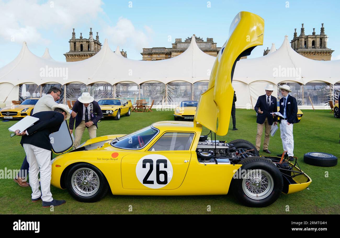 I giudici ispezionano una Ferrari 250 LM del 1965 durante il giorno di apertura del Salon prive Concours d'Elegance al Blenheim Palace nell'Oxfordshire. L'evento vedrà una serie di case automobilistiche di lusso presentare in anteprima i loro nuovi modelli. Data foto: Mercoledì 30 agosto 2023. Foto Stock