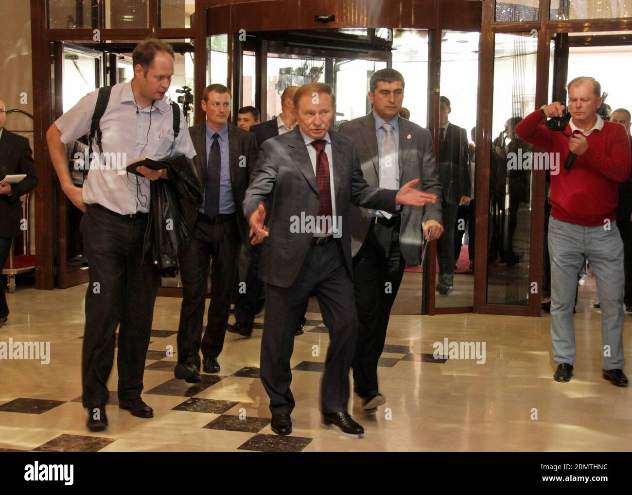 (140905) -- MINSK, 5 settembre 2014 -- l'ex presidente ucraino Leonid Kuchma (fronte C) arriva in hotel per partecipare ai colloqui sul cessate il fuoco a Minsk, Bielorussia, il 5 settembre 2014. I rappresentanti del governo ucraino e della leadership insorte hanno inchiodato qui venerdì un accordo di cessate il fuoco previsto per entrare in vigore più tardi nella giornata, l'agenzia di stampa Interfax ha riferito. ) (srb) BIELORUSSIA-UCRAINA-CRISI-COLLOQUI-CESSATE IL FUOCO ChenxJunfeng PUBLICATIONxNOTxINxCHN Minsk 5 settembre 2014 l'ex presidente ucraino Leonid Kuchma C Front arriva in hotel per partecipare ai colloqui per il cessate il fuoco a Minsk Belorussia IL 5 settembre 2014 Foto Stock