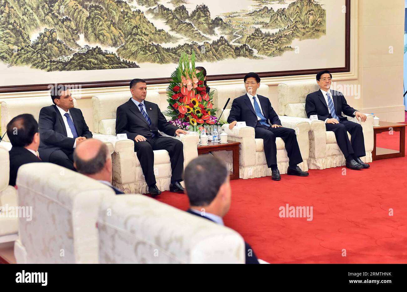 (140905) -- PECHINO, 5 settembre 2014 -- Meng Jianzhu (2a R), capo della Commissione per gli affari politici e giuridici del Comitato centrale del Partito Comunista Cinese (CPC), incontra Radzhabali Pakhmonali (2a L posteriore), primo vice capo del Comitato per la sicurezza nazionale tagiko e direttore generale dell'Agenzia per il controllo delle frontiere del paese, e Mohammad Auob Salangi (1st L Rear), vice ministro degli interni afghano, a Pechino, capitale della Cina, 5 settembre 2014. Anche il ministro cinese della pubblica sicurezza Guo Shengkun ha partecipato alla riunione. )(WJQ) CHINA-BEIJING-MENG JIANZHU-MEETING (CN) LIXTAO P. Foto Stock