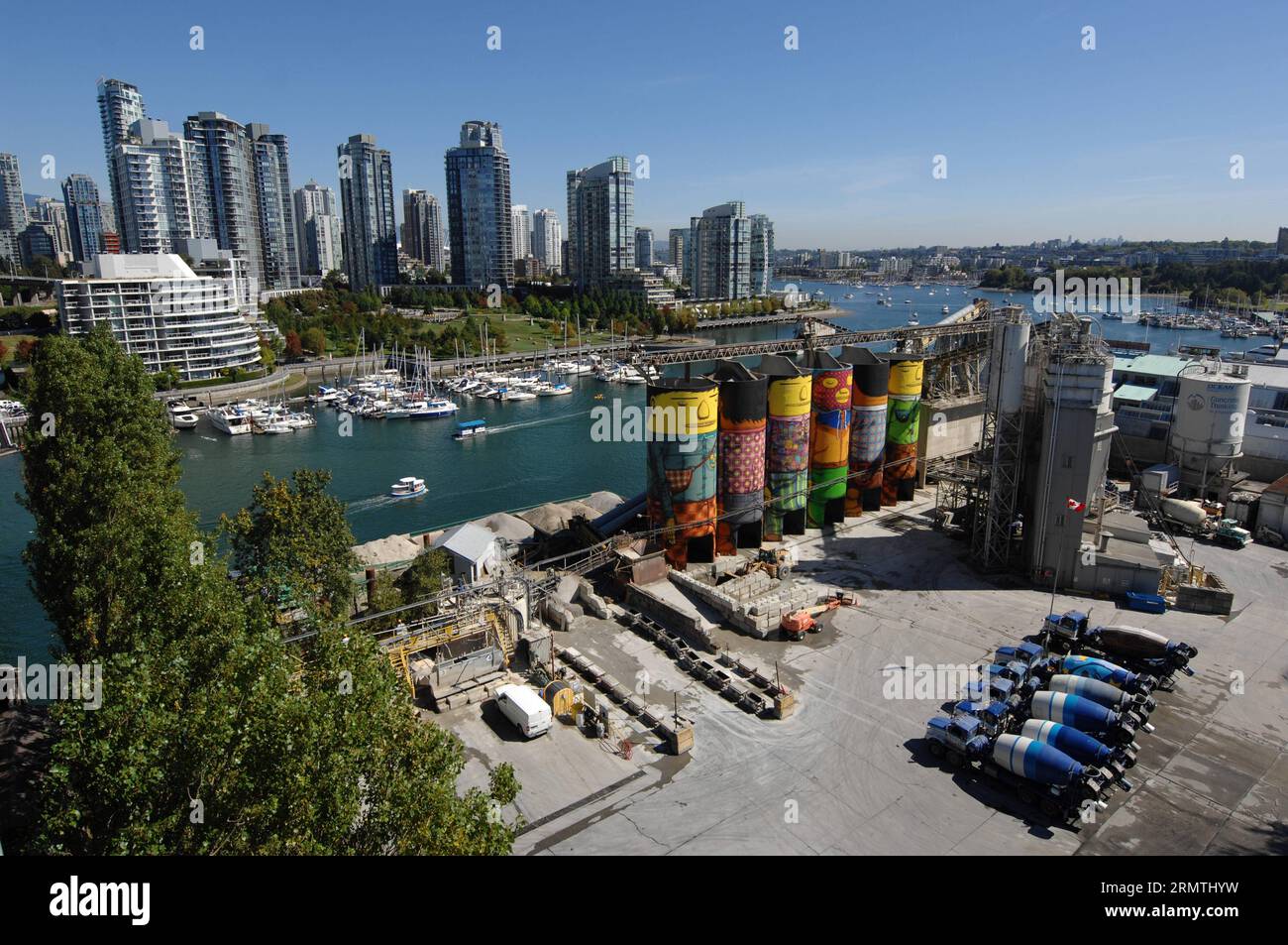 (140906) -- VANCOUVER, 6 settembre 2014 -- foto scattata il 5 settembre 2014 mostra il murale urbano di artisti brasiliani di fama internazionale OSGEMEOS presso i silos Ocean concrete a Granville Island a Vancouver, Canada. OSGEMEOS ha trasformato l'infrastruttura grigia in sei giganti colorati che possono essere visti sia dalla terra che dall'acqua. ) CANADA-VANCOUVER-MURALE URBANO SergeixBachlakov PUBLICATIONxNOTxINxCHN Vancouver Sept 06 2014 la foto scattata IL 5 settembre 2014 mostra il murale urbano di artisti brasiliani di fama internazionale PRESSO l'Ocean concrete Silos A Granville Islanda a Vancouver Canada hanno th Foto Stock