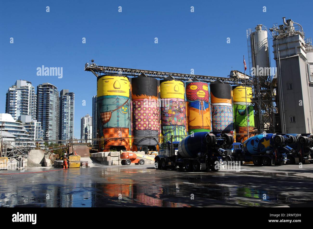 (140906) -- VANCOUVER, 6 settembre 2014 -- foto scattata il 5 settembre 2014 mostra il murale urbano di artisti brasiliani di fama internazionale OSGEMEOS presso i silos Ocean concrete a Granville Island a Vancouver, Canada. OSGEMEOS ha trasformato l'infrastruttura grigia in sei giganti colorati che possono essere visti sia dalla terra che dall'acqua. ) CANADA-VANCOUVER-MURALE URBANO SergeixBachlakov PUBLICATIONxNOTxINxCHN Vancouver Sept 06 2014 la foto scattata IL 5 settembre 2014 mostra il murale urbano di artisti brasiliani di fama internazionale PRESSO l'Ocean concrete Silos A Granville Islanda a Vancouver Canada hanno th Foto Stock