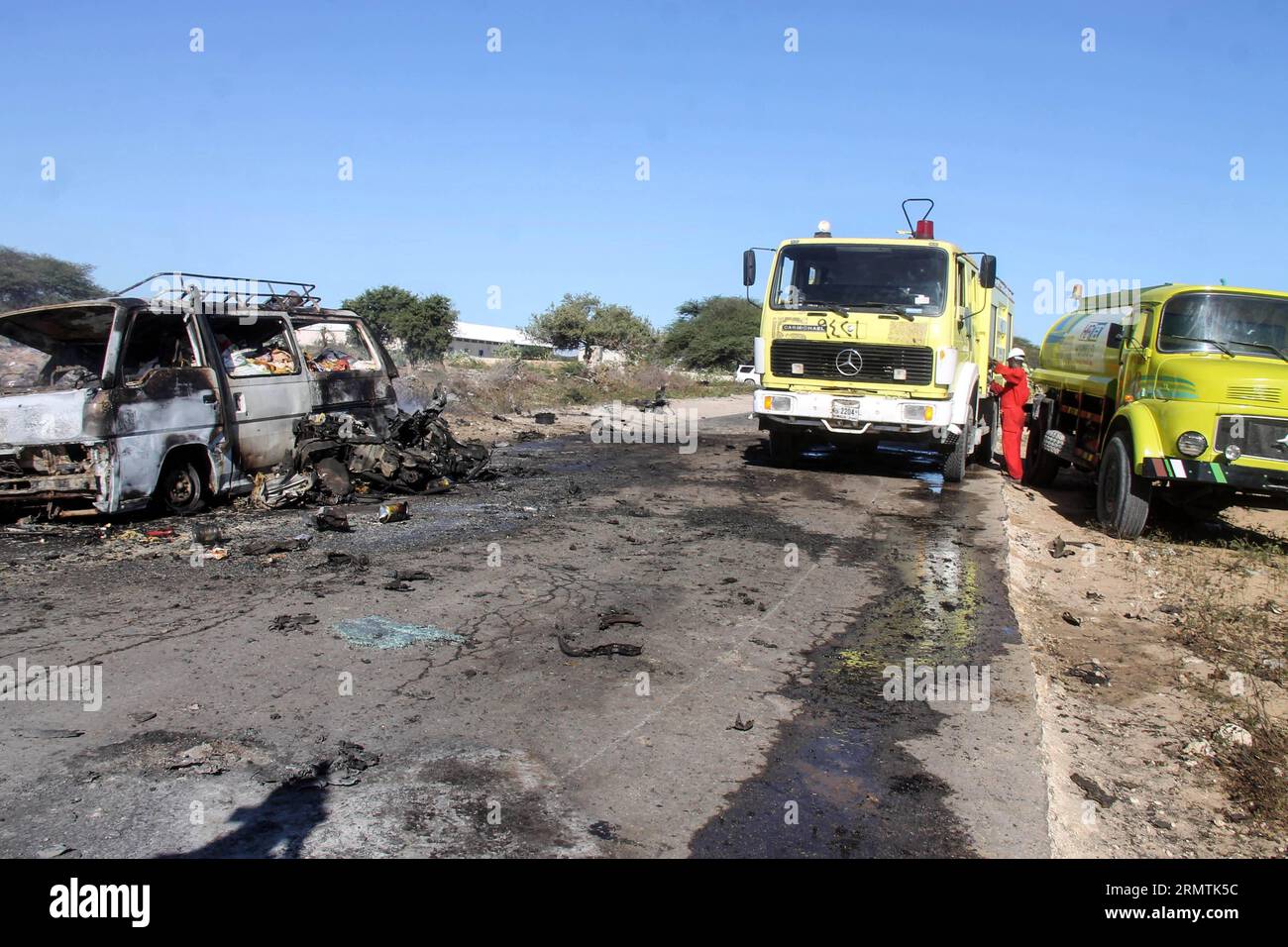 (140908) -- MOGADISCIO, 8 settembre 2014 -- foto scattata l'8 settembre 2014 mostra il sito di una bomba suicida che ha preso di mira un convoglio della missione dell'Unione africana in Somalia (AMISOM) su una strada che collega Mogadiscio e Afgooye, una piccola città a 20 km a ovest della capitale. Il gruppo islamista al-Shabaab lunedì ha rivendicato la responsabilità di due attacchi suicidi di autobomba che hanno ucciso almeno 12 persone in Somalia, hanno detto fonti della polizia. L'altra bomba suicida ha colpito un posto di blocco militare alla periferia di Mogadiscio lunedì, ferendo due persone, tra cui un funzionario del governo locale. ) SOMALIA-MOGADISCIO-SUICIDIO BOM Foto Stock