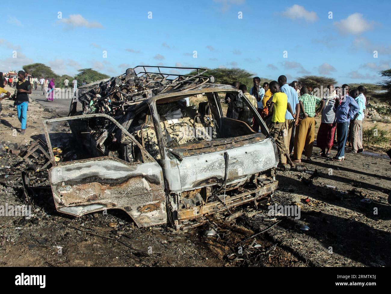 (140908) -- MOGADISCIO, 8 settembre 2014 -- foto scattata l'8 settembre 2014 mostra il sito di una bomba suicida che ha preso di mira un convoglio della missione dell'Unione africana in Somalia (AMISOM) su una strada che collega Mogadiscio e Afgooye, una piccola città a 20 km a ovest della capitale. Il gruppo islamista al-Shabaab lunedì ha rivendicato la responsabilità di due attacchi suicidi di autobomba che hanno ucciso almeno 12 persone in Somalia, hanno detto fonti della polizia. L'altra bomba suicida ha colpito un posto di blocco militare alla periferia di Mogadiscio lunedì, ferendo due persone, tra cui un funzionario del governo locale. ) SOMALIA-MOGADISCIO-SUICIDIO BOM Foto Stock