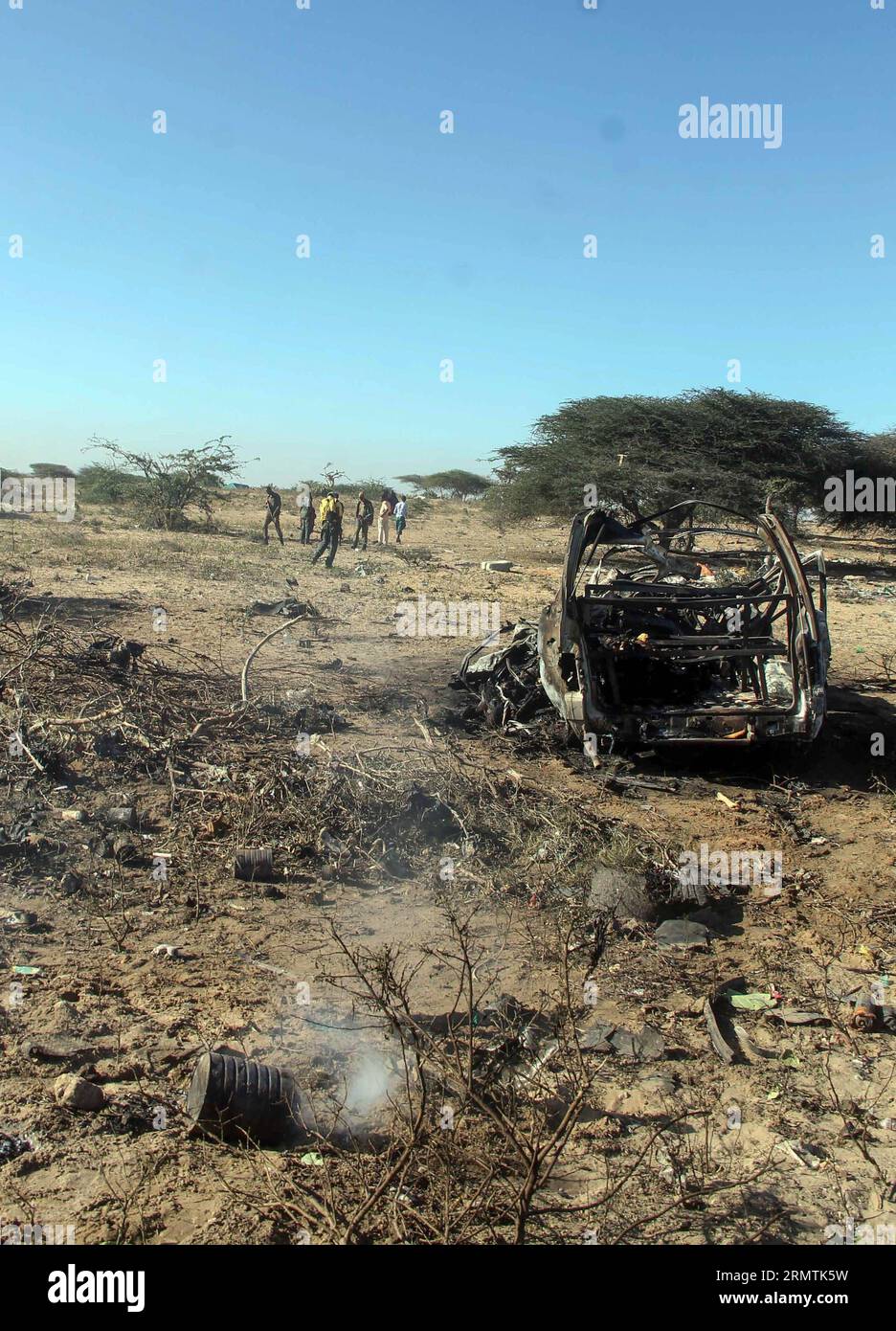 (140908) -- MOGADISCIO, 8 settembre 2014 -- foto scattata l'8 settembre 2014 mostra il sito di una bomba suicida che ha preso di mira un convoglio della missione dell'Unione africana in Somalia (AMISOM) su una strada che collega Mogadiscio e Afgooye, una piccola città a 20 km a ovest della capitale. Il gruppo islamista al-Shabaab lunedì ha rivendicato la responsabilità di due attacchi suicidi di autobomba che hanno ucciso almeno 12 persone in Somalia, hanno detto fonti della polizia. L'altra bomba suicida ha colpito un posto di blocco militare alla periferia di Mogadiscio lunedì, ferendo due persone, tra cui un funzionario del governo locale. ) SOMALIA-MOGADISCIO-SUICIDIO BOM Foto Stock