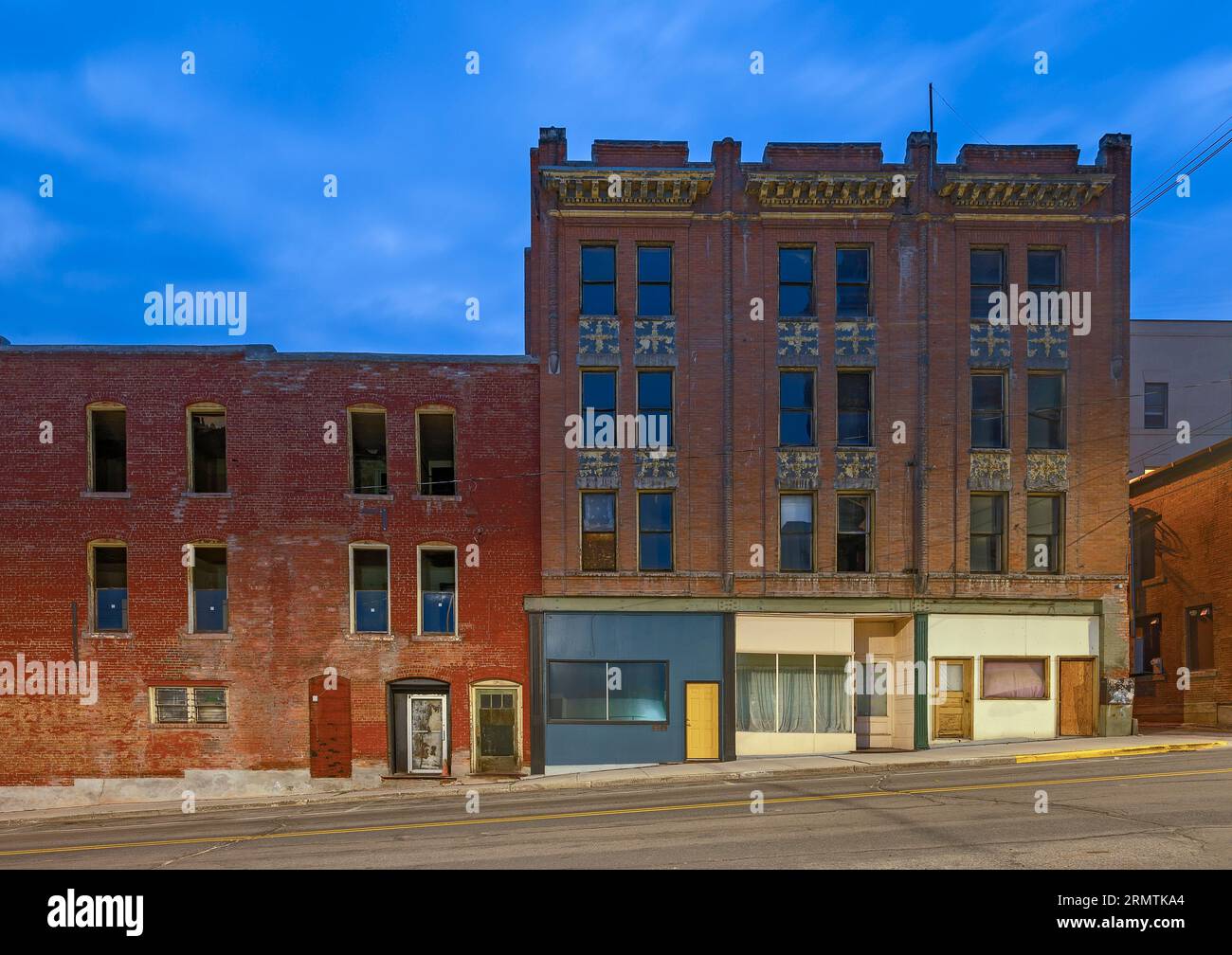Edifici commerciali storici abbandonati nel centro di Butte, Montana, Stati Uniti Foto Stock