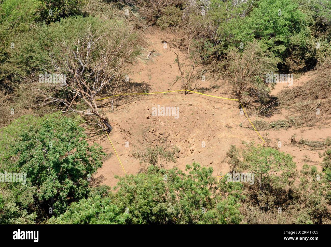 L'immagine fornita dall'esercito nicaraguense l'8 settembre 2014 mostra un cratere che il governo ha dichiarato essere stato causato da un meteorite, a Managua, in Nicaragua. Un'esplosione che dondola Managua e crea un grande cratere sembrava essere causata da un piccolo meteorite, hanno detto i funzionari domenica. Il cratere largo circa 12 metri è stato trovato nei boschi vicino all'aeroporto internazionale di Managua. Nicaraguan Army) (bxq) NICARAGUA-MANAGUA-ENVIRONMENT-CRATER e NICARAGUANxARMY PUBLICATIONxNOTxINxCHN l'immagine fornita dall'esercito nicaraguense L'8 settembre 2014 mostra un cratere Thatcher il governo ha detto ciò che È STATO CAUSATO da un meteorite a Manag Foto Stock