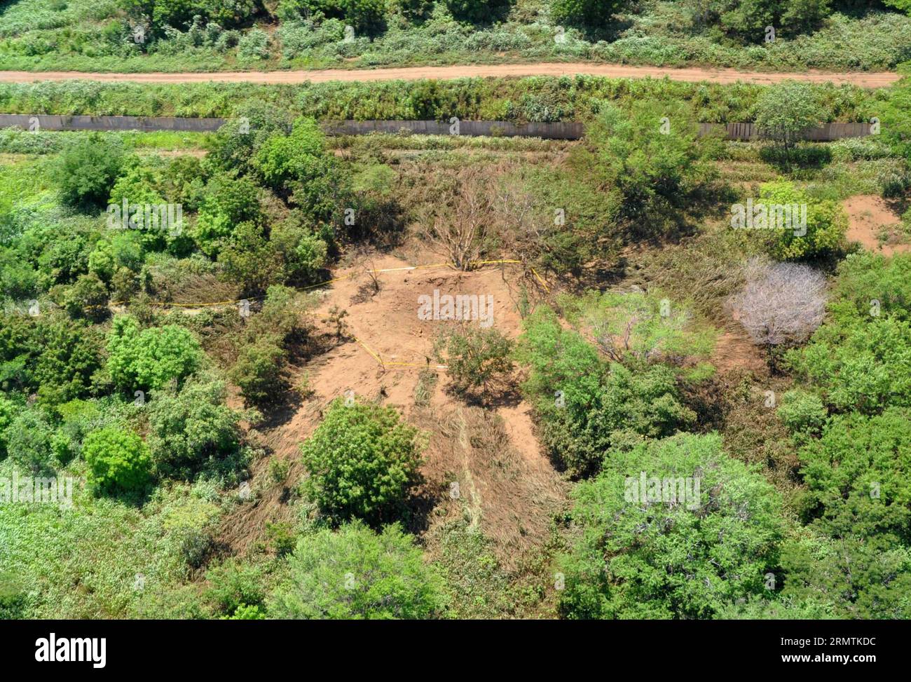 L'immagine fornita dall'esercito nicaraguense l'8 settembre 2014 mostra un cratere che il governo ha dichiarato essere stato causato da un meteorite, a Managua, in Nicaragua. Un'esplosione che dondola Managua e crea un grande cratere sembrava essere causata da un piccolo meteorite, hanno detto i funzionari domenica. Il cratere largo circa 12 metri è stato trovato nei boschi vicino all'aeroporto internazionale di Managua. Nicaraguan Army) (bxq) NICARAGUA-MANAGUA-ENVIRONMENT-CRATER e NICARAGUANxARMY PUBLICATIONxNOTxINxCHN l'immagine fornita dall'esercito nicaraguense L'8 settembre 2014 mostra un cratere Thatcher il governo ha detto ciò che È STATO CAUSATO da un meteorite a Manag Foto Stock