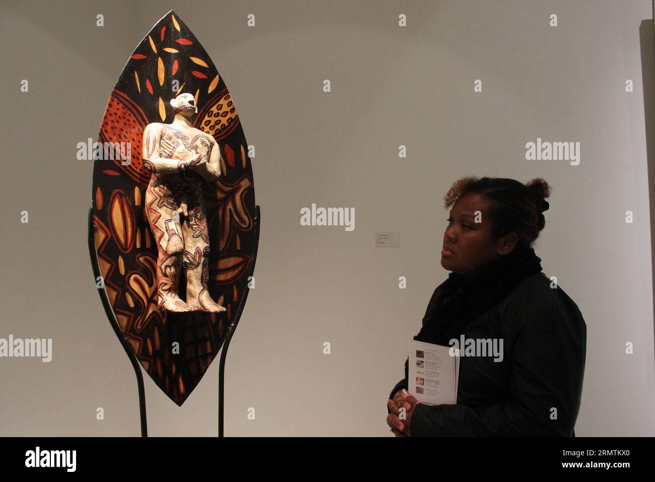 LIMA, 09 settembre 2014 -- Una donna osserva una scultura realizzata dall'artista Maribel Portela, denominata l'uomo e la foglia, nella mostra "universi femminili", tenutasi nella Galleria Juan Pardo Heeren, dell'Istituto culturale peruviano nordamericano (ICPNA, per il suo acronimo in spagnolo), nella città di Lima, capitale del Perù, il 9 settembre 2014. La mostra universi femminili , è una mostra su dipinti e sculture di 39 artisti messicani, dove vengono mostrati diversi argomenti, tecniche e concetti, trovando un'unità in una prospettiva sull'identità e il genere. La mostra si svolge nella Juan Pardo Heeren Galler Foto Stock