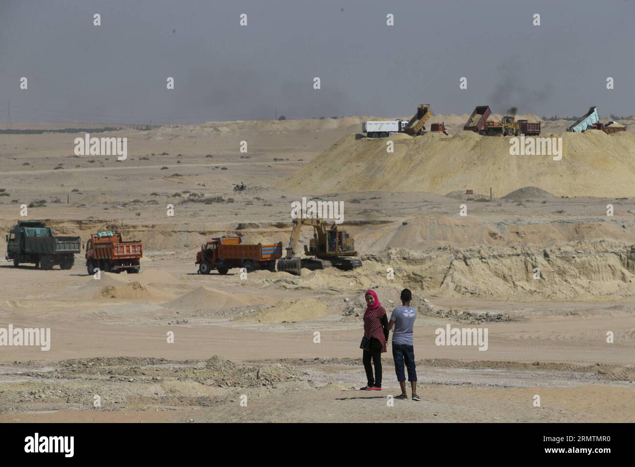 (140911) -- ISMAILIA, 11 settembre 2014 -- due egiziani scattano foto di fronte a un cantiere del progetto di ristrutturazione del Canale di Suez, a Ismailia, 7 settembre 2014. L'Egitto progettò di costruire un nuovo canale di 72 chilometri lungo l'originale canale di Suez. Si prevede che il nuovo corso d'acqua contribuirà a rilanciare l'economia in difficoltà dell'Egitto aumentando i proventi del traffico navale, attirando enormi investimenti esteri e creando migliaia di opportunità di lavoro). EGYPT-ISMAILIA-CANALE DI SUEZ-UPGRADE-COSTRUZIONE CuixXinyu PUBLICATIONxNOTxINxCHN Ismailia 11 settembre 2014 due egiziani scattano foto davanti a un cantiere Foto Stock