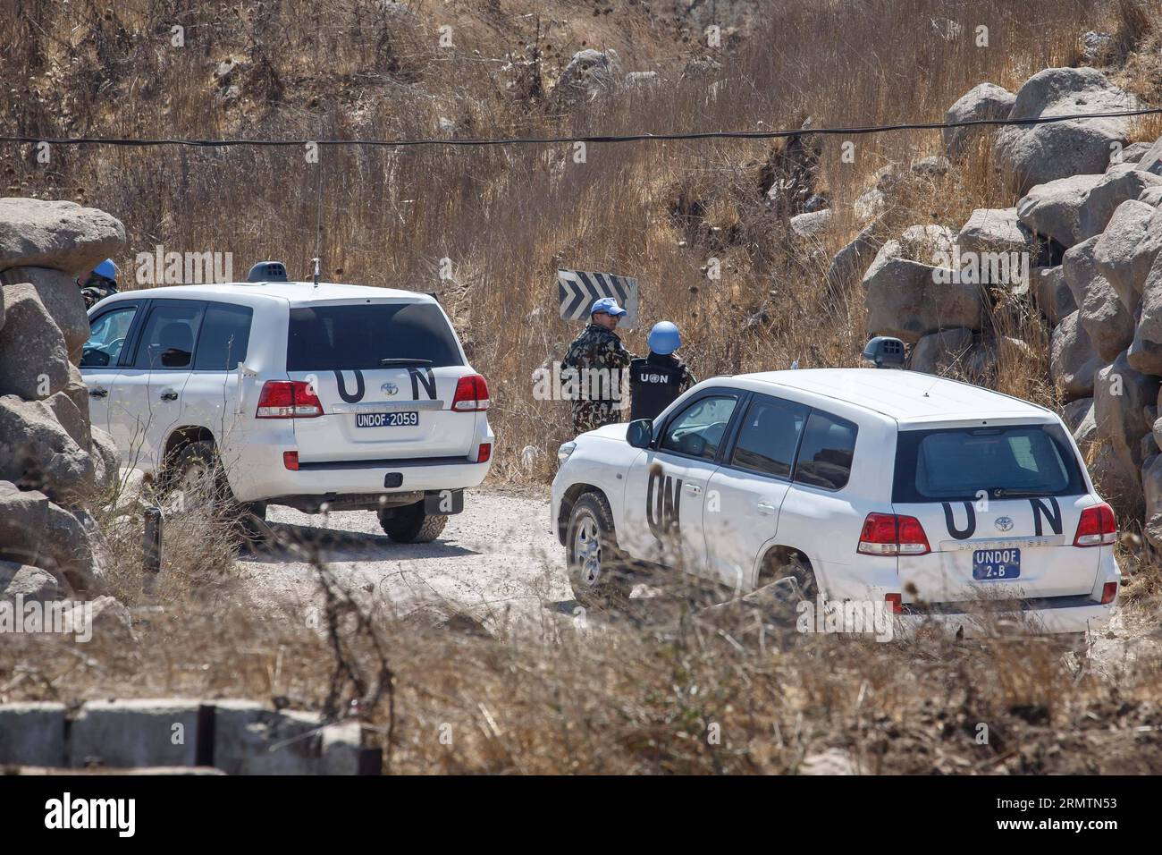 (140912) -- GOLAN HEIGHTS, 11 settembre 2014 -- i membri delle forze di pace delle Nazioni Unite attendono al confine per il rilascio delle forze di pace delle Nazioni Unite dalle Figi, vicino al villaggio siriano di al Rafeed, l'11 settembre 2014. Il Segretario generale delle Nazioni Unite Ban Ki-Moon giovedì ha accolto con favore il rilascio di 45 forze di pace delle Figi che erano state detenute nelle alture del Golan per due settimane. Giovedì scorso le Nazioni Unite hanno dichiarato che le Fijiane sono state consegnate alle forze di osservazione per il disimpegno delle Nazioni Unite (UNDOF) alle 14:30 ora locale. Tutti i 45 peacekeeper sono in buone condizioni e saranno sottoposti a valutazione medica. ) MIDEAST-GOLAN HEIGHTS-DETENUTO ONU Foto Stock