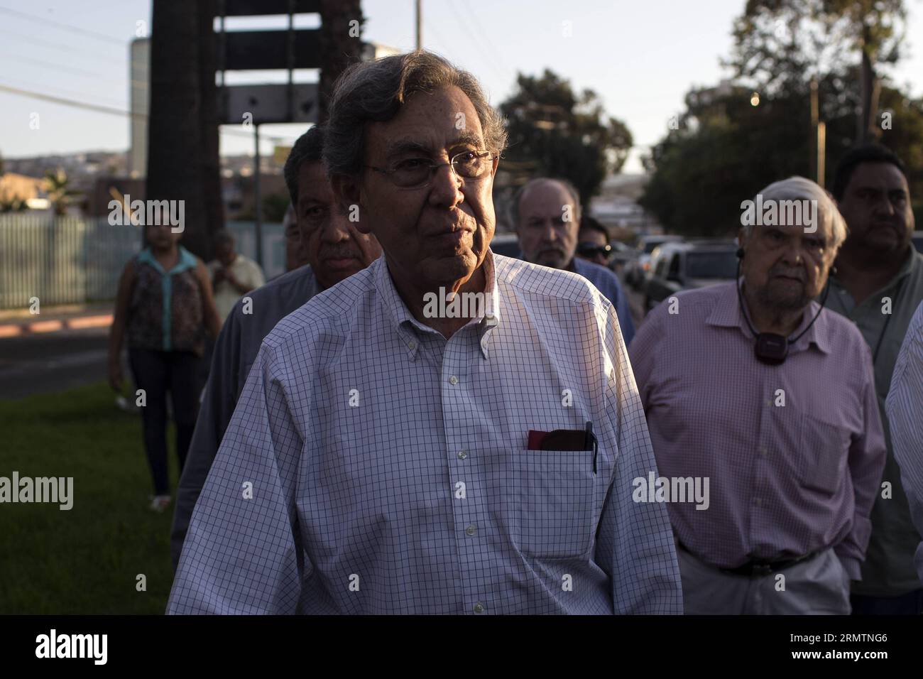 Il fondatore del Partito Rivoluzione Democratica Cuauhtemoc Cardenas (fronte) visita il monumento di suo padre, l'ex presidente Lazaro Cardenas, durante un tour di lavoro a Tijuana City, nel nord del Messico, il 12 settembre 2014. Guillermo Arias) MESSICO-TIJUANA-POLITICS-CARDENAS e GUILLERMOxARIAS PUBLICATIONxNOTxINxCHN fondatore del Partito Rivoluzione Democratica Cuauhtemoc Cardenas Front visita il Monumento di suo padre l'ex presidente Lazaro Cardenas durante un tour di lavoro nella città di Tijuana nel Messico settentrionale IL 12 settembre 2014 Guillermo Arias Messico Tijuana POLITICA Cardenas e PUBLICAONTIONXINXNCHN Foto Stock