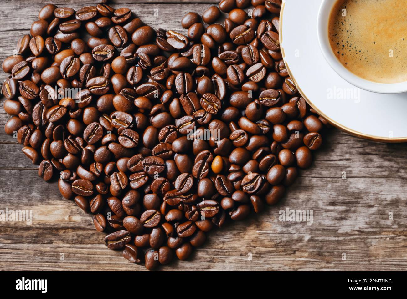 chicchi di caffè biologici disposti a forma di cuore sul vecchio tavolo di legno Foto Stock