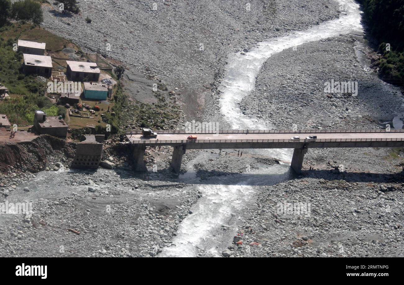 La foto scattata il 13 settembre 2014 mostra una vista aerea di veicoli bloccati su un ponte danneggiato nel distretto di Rajouri di Jammu, controllato dagli indiani del Kashmir. Oltre 215 persone sono state uccise in inondazioni, frane e crolli delle case innescati da piogge torrenziali nel Kashmir controllato dagli indiani. ) KASHMIR-JAMMU-FLOOD-DAMAGE-BRIDGE Stringer PUBLICATIONxNOTxINxCHN foto scattata IL 13 settembre 2014 mostra la vista aerea di VEICOLI bloccati SU un ponte danneggiato nel distretto di Jammu Kashmir controllato dagli indiani oltre 215 celebrità sono state UCCISE in inondazioni e crolli della casa innescati da piogge torrenziali in India Foto Stock