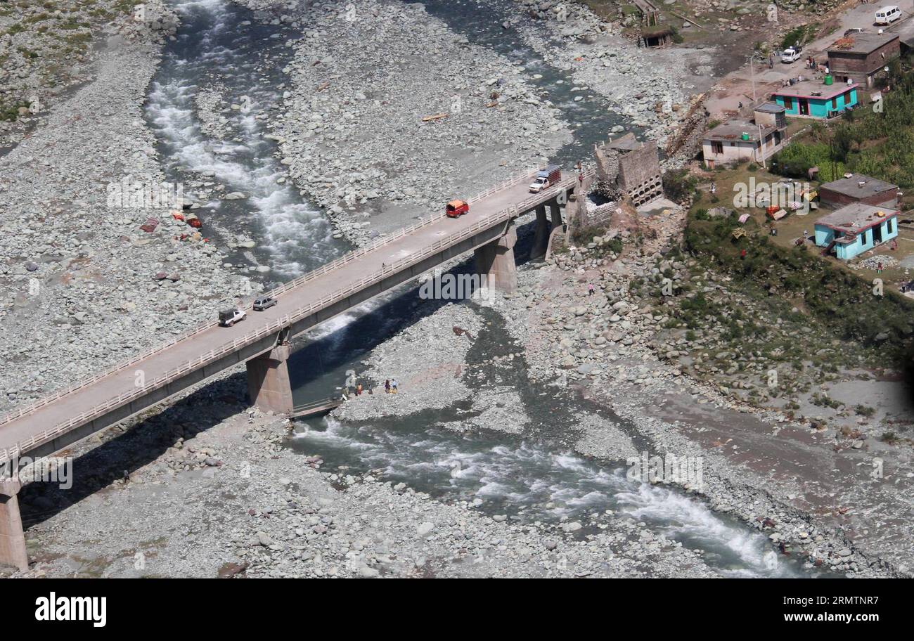 La foto scattata il 13 settembre 2014 mostra una vista aerea di veicoli bloccati su un ponte danneggiato nel distretto di Rajouri di Jammu, controllato dagli indiani del Kashmir. Oltre 215 persone sono state uccise in inondazioni, frane e crolli delle case innescati da piogge torrenziali nel Kashmir controllato dagli indiani. ) KASHMIR-JAMMU-FLOOD-DAMAGE-BRIDGE Stringer PUBLICATIONxNOTxINxCHN foto scattata IL 13 settembre 2014 mostra la vista aerea di VEICOLI bloccati SU un ponte danneggiato nel distretto di Jammu Kashmir controllato dagli indiani oltre 215 celebrità sono state UCCISE in inondazioni e crolli della casa innescati da piogge torrenziali in India Foto Stock