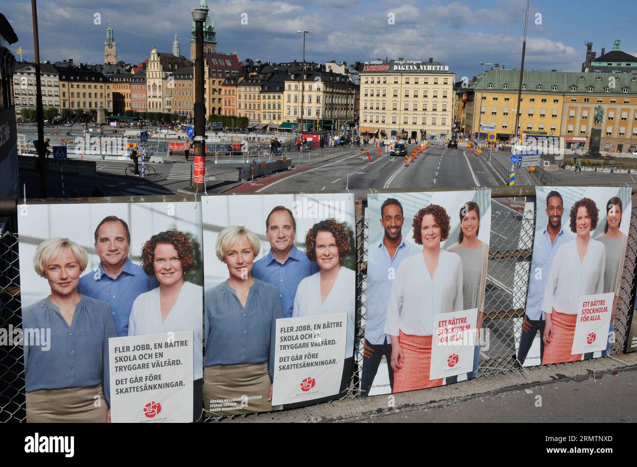 I poster della campagna sono visibili nel centro di Stoccolma, capitale della Svezia, il 13 settembre 2014. Il giorno delle elezioni è il 14 settembre 2014. Il giorno delle elezioni è il 14 settembre 2014. Le elezioni generali al Riksdag, che è l'equivelante del parlamento, si terranno domenica, così come quelle alle assemblee comunali e alle assemblee del consiglio di contea. ) SVEZIA-STOCCOLMA-GERNERAL ELEZIONI-CAMPAGNA RobxSchoenbaum PUBLICATIONxNOTxINxCHN Campaign Posters are Lakes in Downtown Stoccolma capitale della Svezia 13 settembre 2014 la giornata DELLE ELEZIONI È IL 14 settembre 2014 la giornata DELLE ELEZIONI È IL 14 settembre 2014 le ELEZIONI generali per la Ri Foto Stock