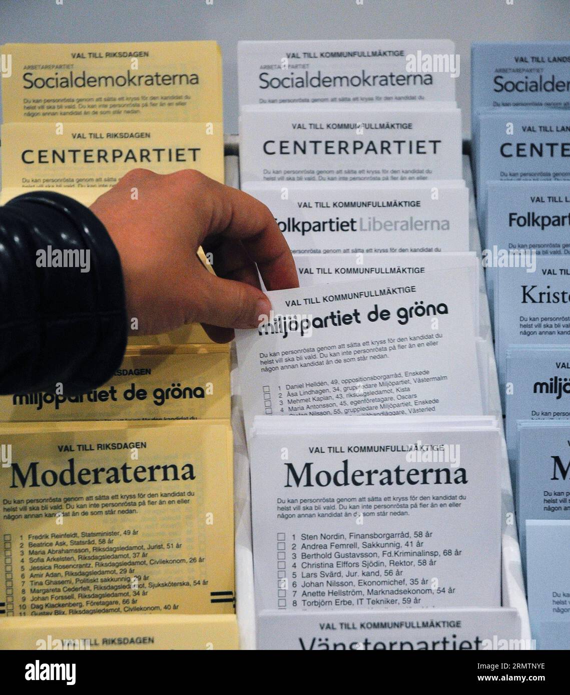 Un residente svedese raccoglie un voto in un collegio elettorale nel centro di Stoccolma, capitale della Svezia, 13 settembre 2014. Il giorno delle elezioni è il 14 settembre 2014. Le elezioni generali al Riksdag, che è l'equivelante del parlamento, si terranno domenica, così come quelle alle assemblee comunali e alle assemblee del consiglio di contea. ) SVEZIA-STOCCOLMA-GERNERAL ELEZIONI-CAMPAGNA RobxSchoenbaum PUBLICATIONxNOTxINxCHN un residente svedese sceglie un VOTO IN una stazione di polling nel centro di Stoccolma capitale della Svezia 13 settembre 2014 il giorno DELLE ELEZIONI È IL 14 settembre 2014 le ELEZIONI generali per il Riksdag Wh Foto Stock