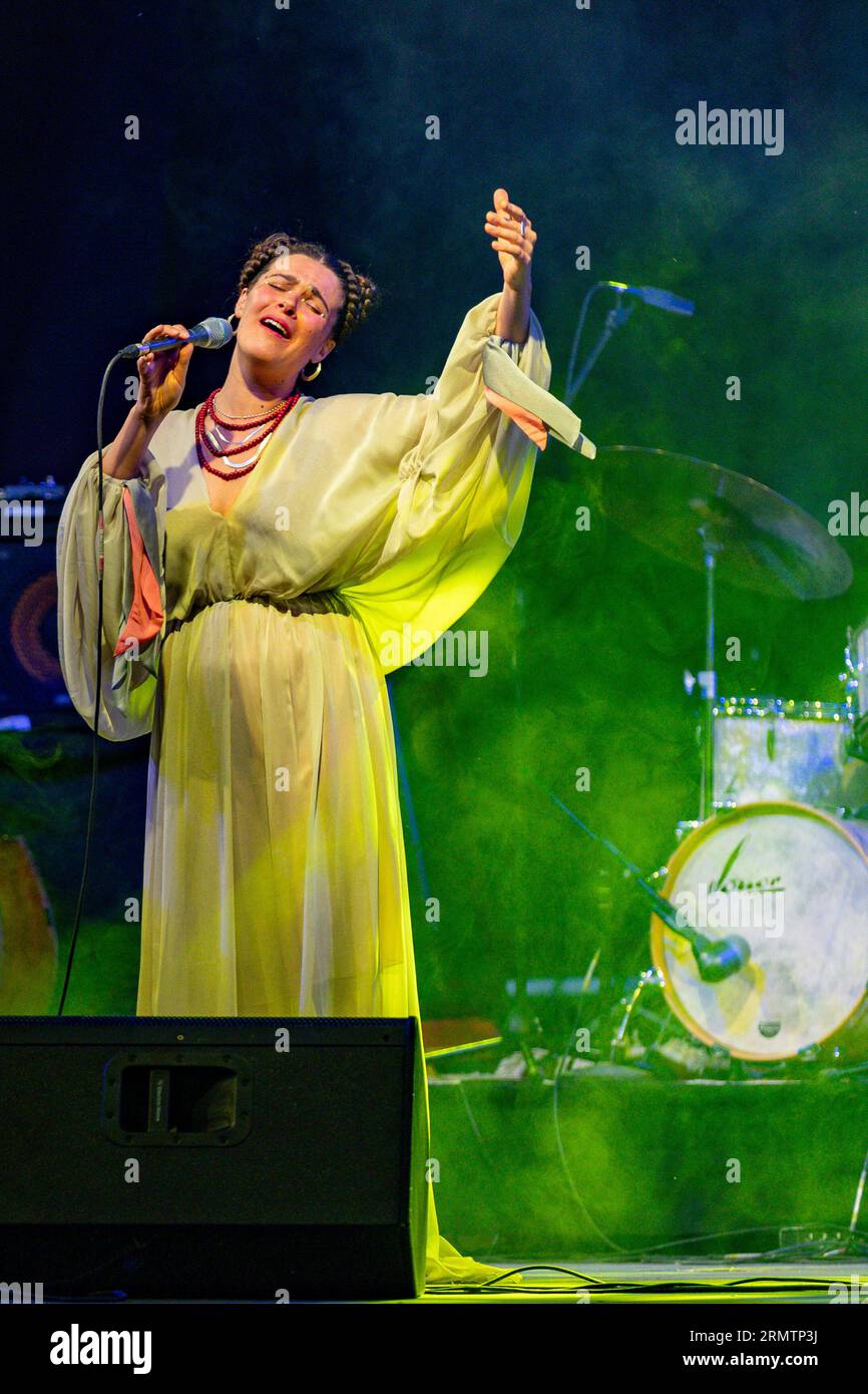 Sotto la direzione della cantante e compositore Ucraina, Ganna Gryniva, il GANNA Ensemble offre una performance accattivante nel secondo giorno dei Mitrovica International Jazz Days a Mitrovica, in Kosovo. L'evento si è svolto martedì 29 agosto 2023, mettendo in mostra l'eccezionale abilità musicale dell'ensemble. (Foto VX/ Vudi Xhymshiti) Foto Stock