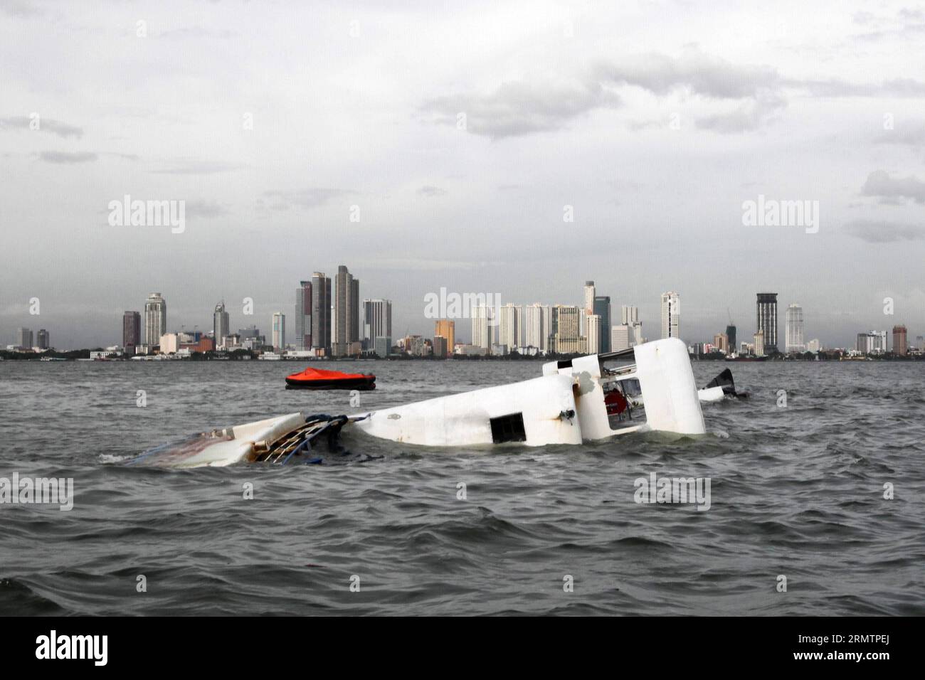 (140915) -- MANILA, 15 settembre 2014 -- Un relitto galleggia accanto al Super Shuttle Ferry 7 che affondò a Manila Bay, nelle Filippine, il 15 settembre 2014. Quindici membri dell'equipaggio sono stati salvati dalla nave capovolta che è stata colpita da forti venti e onde. Il tifone Kalmaegi è approdato nelle Filippine settentrionali domenica pomeriggio e dovrebbe rimanere nel paese fino a martedì, l'agenzia meteorologica statale ha detto). FILIPPINE-MANILA-TYPHOON-FERRY-SINKING RouellexUmali PUBLICATIONxNOTxINxCHN Manila 15 settembre 2014 un galleggia accanto al Super Shuttle Ferry 7 che penalizza nella Baia di Manila il pH Foto Stock