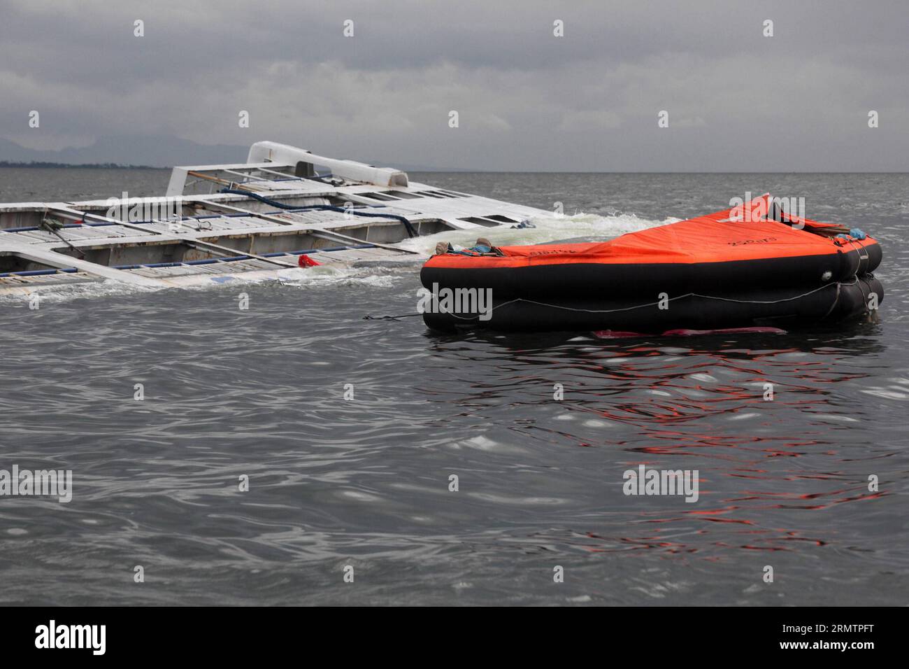 (140915) -- MANILA, 15 settembre 2014 -- Un relitto galleggia accanto al Super Shuttle Ferry 7 che affondò a Manila Bay, nelle Filippine, il 15 settembre 2014. Quindici membri dell'equipaggio sono stati salvati dalla nave capovolta che è stata colpita da forti venti e onde. Il tifone Kalmaegi è approdato nelle Filippine settentrionali domenica pomeriggio e dovrebbe rimanere nel paese fino a martedì, l'agenzia meteorologica statale ha detto). FILIPPINE-MANILA-TYPHOON-FERRY-SINKING RouellexUmali PUBLICATIONxNOTxINxCHN Manila 15 settembre 2014 un galleggia accanto al Super Shuttle Ferry 7 che penalizza nella Baia di Manila il pH Foto Stock