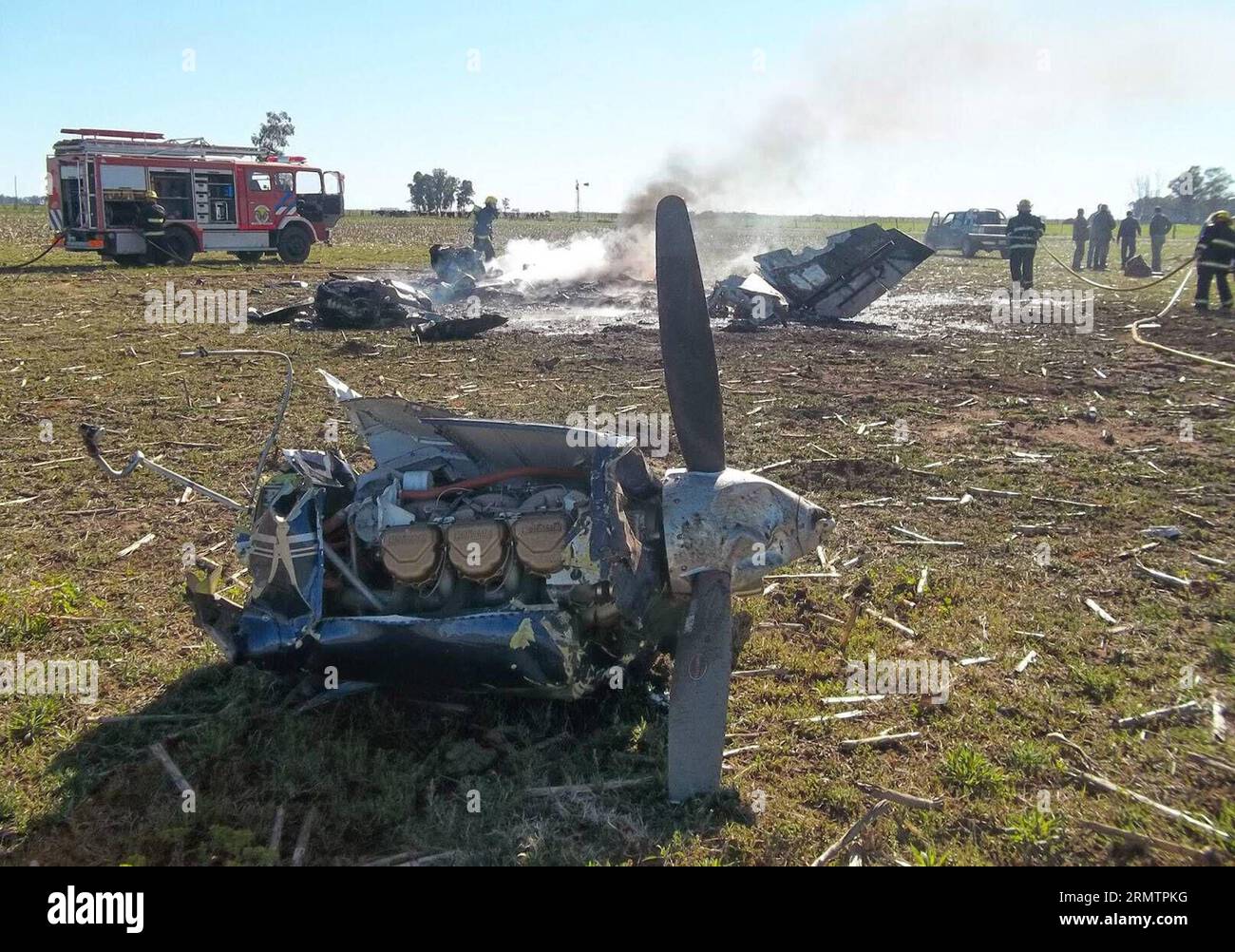 La foto scattata il 15 settembre 2014 mostra i detriti di un aereo precipitato vicino all'aeroporto del generale Villegas, 470 km a ovest di Buenos Aires, il 15 settembre 2014. Un piccolo aereo si è schiantato lunedì vicino all'aeroporto del generale Villegas, ferendo i suoi due membri dell'equipaggio in varie parti. ) ARGENTINA-BUENOS AIRES-INCIDENTE-AEREO TELAM PUBLICATIONxNOTxINxCHN la foto scattata IL 15 settembre 2014 mostra i detriti di To schiantato aereo vicino all'aeroporto del generale Villegas 470 km A OVEST di Buenos Aires IL 15 settembre 2014 un piccolo aereo si è schiantato lunedì vicino all'aeroporto del generale Villegas ferendo i suoi due membri dell'equipaggio di vario tipo Foto Stock