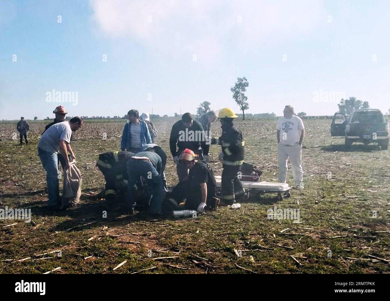 Un membro dell'equipaggio ferito riceve cure mediche dopo che il suo aereo si è schiantato vicino all'aeroporto del generale Villegas, 470 km a ovest di Buenos Aires, il 15 settembre 2014. Un piccolo aereo si è schiantato lunedì vicino all'aeroporto del generale Villegas, ferendo i suoi due membri dell'equipaggio in varie parti. ) ARGENTINA-BUENOS AIRES-INCIDENTE-AEREO TELAM PUBLICATIONxNOTxINxCHN al membro dell'equipaggio ferito riceve cure mediche dopo che il suo aereo si è schiantato vicino all'aeroporto del generale Villegas 470 km A OVEST di Buenos Aires IL 15 settembre 2014 un piccolo aereo si è schiantato lunedì vicino all'aeroporto del generale Villegas ferendo i suoi due membri dell'equipaggio a. Foto Stock