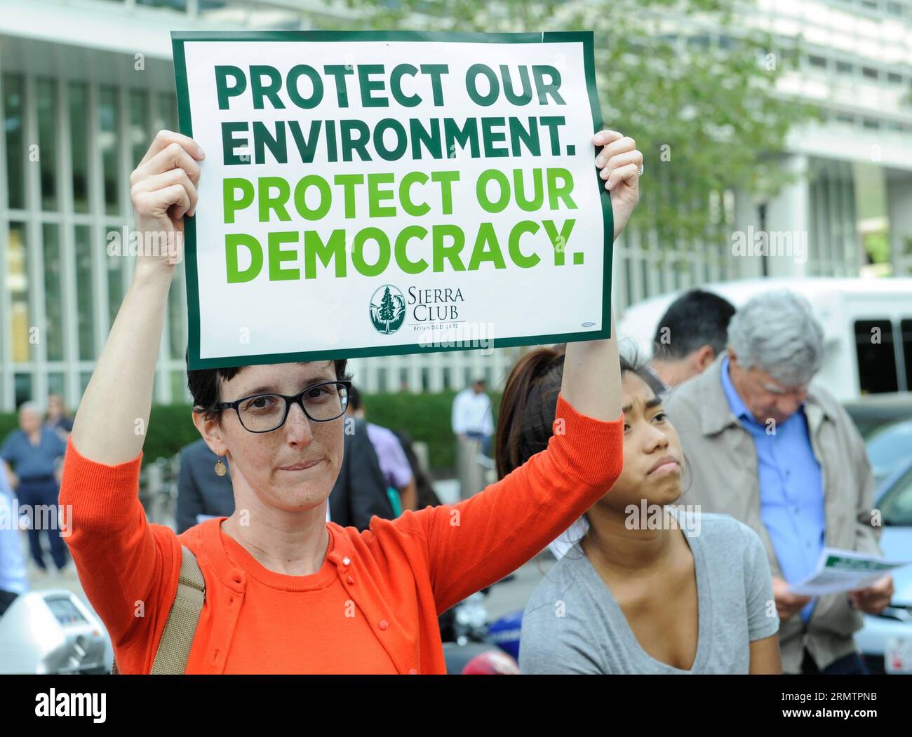 Persone provenienti da gruppi ambientalisti, sindacati e altri gruppi di cittadini organizzano una protesta contro OceanaGold e la sua filiale Pacific Rim, che sta facendo causa al governo di El Salvador per non avergli concesso un permesso minerario, al parco Edward R Murrow di fronte alla Banca Mondiale a Washington D.C., capitale degli Stati Uniti, 15 settembre 2014. Pacific Rim e il governo di El Salvador presenteranno i loro casi alle audizioni che avranno inizio il 15 settembre, che è la giornata dell'indipendenza di El Salvador, presso il Centro internazionale per la risoluzione delle controversie in materia di investimenti della Banca Mondiale.) US-WASHINGTON-WORLD BANK-PROTESTA BA Foto Stock
