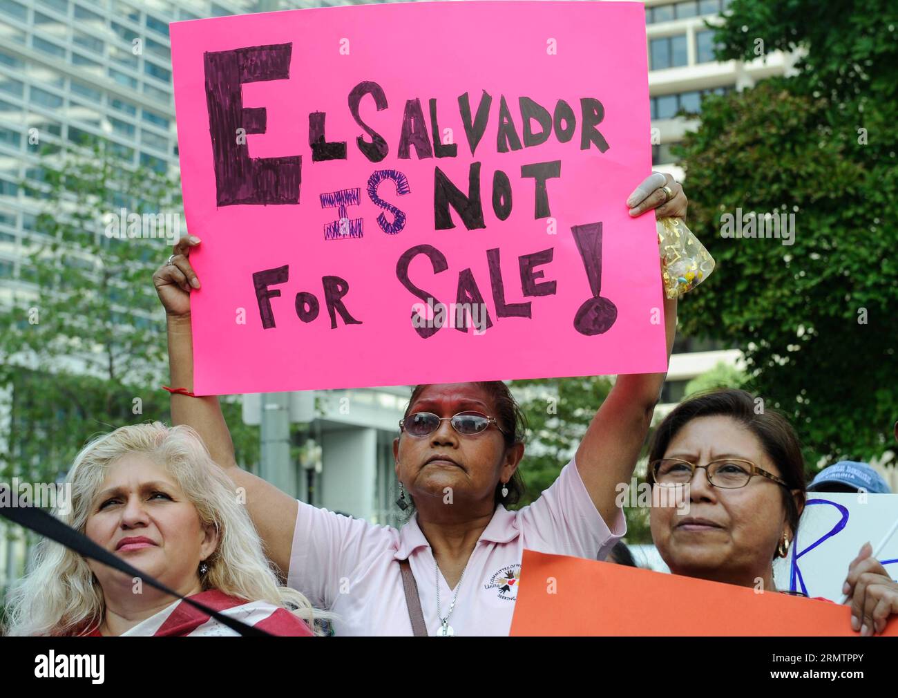 Persone provenienti da gruppi ambientalisti, sindacati e altri gruppi di cittadini organizzano una protesta contro OceanaGold e la sua filiale Pacific Rim, che sta facendo causa al governo di El Salvador per non avergli concesso un permesso minerario, al parco Edward R Murrow di fronte alla Banca Mondiale a Washington D.C., capitale degli Stati Uniti, 15 settembre 2014. Pacific Rim e il governo di El Salvador presenteranno i loro casi alle audizioni che avranno inizio il 15 settembre, che è la giornata dell'indipendenza di El Salvador, presso il Centro internazionale per la risoluzione delle controversie in materia di investimenti della Banca Mondiale.) US-WASHINGTON-WORLD BANK-PROTESTA BA Foto Stock