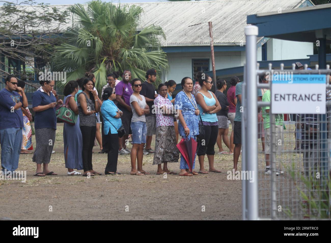 (140917) -- SUVA, 17 settembre 2014 -- gli elettori delle Figi si riuniscono in un collegio elettorale a Suva, Figi, 17 settembre 2014. Le elezioni generali del 2014 delle Figi, le prime in assoluto dal colpo di stato militare del 2006 della nazione insulare del Sud Pacifc, sono iniziate mercoledì. ) (Zjy) FIJI-SUVA-ELEZIONI GENERALI-VOTA MichaelxYang PUBLICATIONxNOTxINxCHN Suva 17 settembre 2014 elettori in fila PRESSO una stazione di polling a Suva Fiji 17 settembre 2014 Figi S 2014 ELEZIONI generali la prima volta da quando il South Swim Pacifc Islanda Nation S 2006 colpo di stato militare ha preso IL via mercoledì Fiji Suva ELEZIONI generali PUBLICATIONxNOTxINxCHN Foto Stock