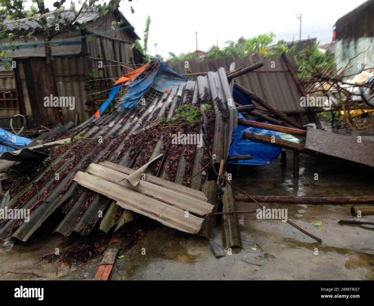 (140917) -- HANOI, 17 settembre 2014 -- foto scattata il 17 settembre 2014 mostra una casa distrutta dal tifone Kalmaegi nella provincia di Quang Ninh, Vietnam. Si ritiene che un totale di sette persone siano morte nel tifone Kalmaegi, ha detto il Comitato Nazionale per la ricerca e il salvataggio del paese. VIETNAM-HANOI-TYPHOON-DAMAGE VNA PUBLICATIONxNOTxINxCHN Hanoi Sept 17 2014 foto scattata IL 17 settembre 2014 mostra una casa distrutta dal tifone nella provincia di Quang Ninh in Vietnam SI ritiene che Thatcher un totale di sette celebrità siano morte nel tifone ha detto il Comitato Nazionale per la ricerca e il salvataggio Vietnam Hanoi Foto Stock