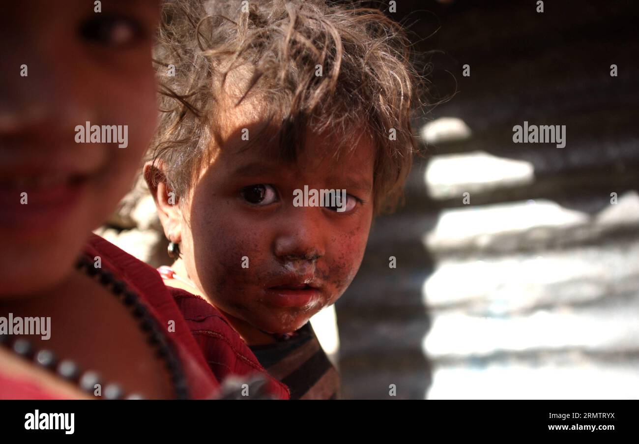 (140918) -- KABUL, 18 settembre 2014 -- bambini afghani sfollati a causa della guerra rimangono fuori dalle loro tende a Kabul, Afghanistan, il 18 settembre 2014.Ahmad Massoud) AFGHANISTAN-KABUL-CHILDREN XinhuaxKabul PUBLICATIONxNOTxINxCHN Kabul 18 settembre 2014 bambini afghani sfollati a causa del soggiorno di stato fuori dalle loro tende a Kabul Afghanistan IL 18 settembre 2014 Ahmad Massoud Afghanistan Kabul Children PUBLICATIONxNOTxINxCHN Foto Stock