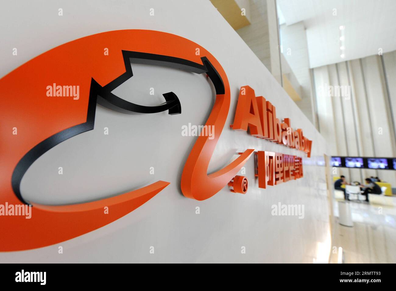 La foto del file scattata il 25 marzo 2014 mostra il logo del gruppo Alibaba a Hangzhou, nella provincia di Zhejiang nella Cina orientale. Il gigante cinese di e-commerce Alibaba Group Holding Limited il giovedì ha fissato il prezzo delle azioni a 68 dollari USA, in un'offerta pubblica iniziale (IPO) del valore di 21,8 miliardi di dollari, ha detto a Xinhua una fonte familiare con la situazione. ) US-NEW YORK-ALIBABA-IPO PRICE JUXHUANZONG PUBLICATIONXNOTXINXCHN Foto Stock