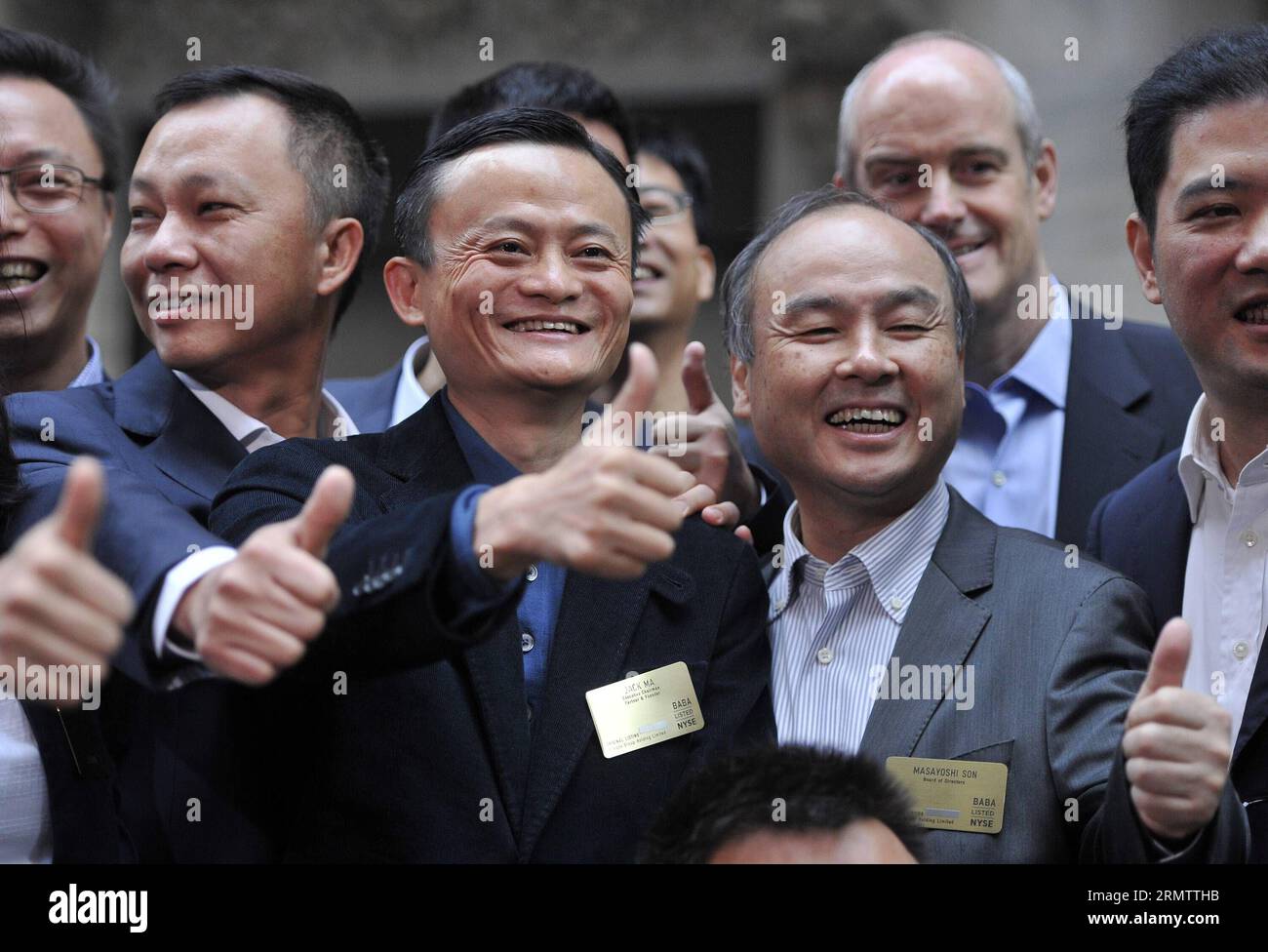 (140919) -- NEW YORK, 19 settembre 2014 -- Jack ma (L, front), presidente del Consiglio di amministrazione di Alibaba Group, gesti come arriva alla Borsa di New York il 19 settembre 2014. Il gigante cinese dell'e-commerce Alibaba inizierà a fare trading alla Borsa di New York venerdì. )(bxq) US-NEW YORK-ALIBABA-IPO WangxLei PUBLICATIONxNOTxINxCHN Foto Stock