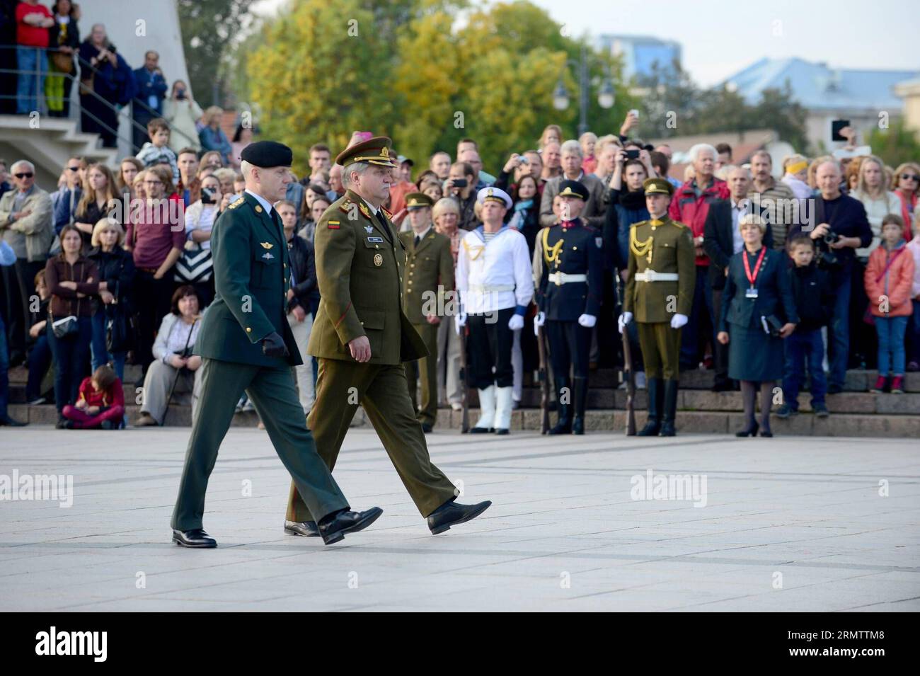 (140919) -- VILNIUS, 19 settembre 2014 -- il capo della difesa lituano Jonas Vytautas Zukas (R) e il presidente del Comitato militare della NATO Knud Bartels esaminano la guardia d'onore durante la cerimonia di benvenuto a Vilnius, in Lituania, il 19 settembre 2014. La Lituania ha tenuto una cerimonia di benvenuto per i partecipanti alla Conferenza del Comitato militare della NATO qui venerdì. ) CONFERENZA DEL COMITATO MILITARE LITUANIA-VILNIUS-NATO AlfredasxPliadis PUBLICATIONxNOTxINxCHN Vilnius 19 settembre 2014 Capo della difesa lituano Jonas Vytautas r e Presidente del Comitato militare NATO Knud Bartels ESAMINANO LA Guardia d'ONORE durante il Foto Stock