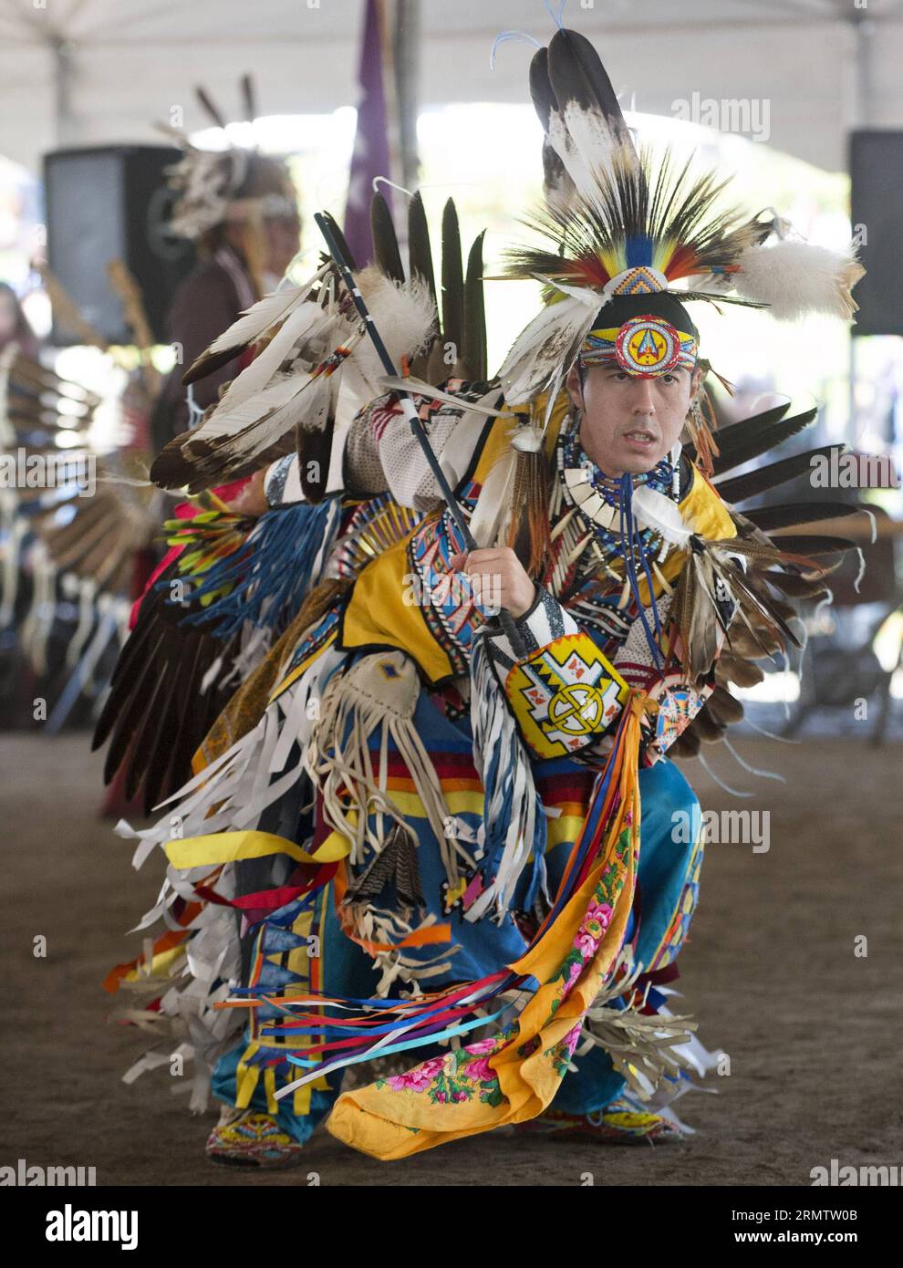 (140920) -- MONTREAL, 19 settembre 2014 -- Un uomo si esibisce durante il 13 ° annuale Powwow alla McGill University, Montreal, Canada, 19 settembre 2014. L'evento mira a far conoscere meglio le popolazioni indigene mostrando danze e musica tradizionali. Il Powwow è anche un tradizionale raduno di gruppi nativi di tutte le età in Nord America che si tiene tipicamente nei mesi estivi. Andrew Soong) (zjy) CANADA-MONTREAL-POWWOW libaodong PUBLICATIONxNOTxINxCHN Montreal 19 settembre 2014 un uomo si esibisce durante il 13 ° annuale Powwow alla McGill University Montreal Canada 19 settembre 2014 l'evento mira a lasciare che le celebrità Foto Stock