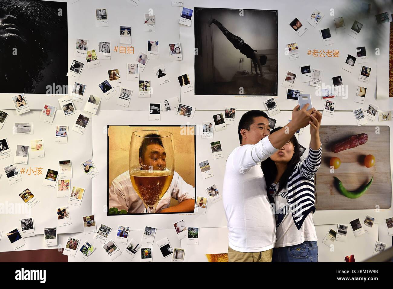 (140920) -- PINGYAO, 19 settembre 2014 -- i visitatori scattano foto con un telefono al 14° Pingyao International Photography Festival a Pingyao, nella provincia dello Shanxi della Cina settentrionale, 19 settembre 2014. La mostra si svolge qui dal 19 al 25 settembre, mostrando circa 20.000 foto di oltre 2.000 fotografi in tutto il mondo. ) (wf) CHINA-PINGYAO-PIP(CN) ZhanxYan PUBLICATIONxNOTxINxCHN Pingyao 19 settembre 2014 i visitatori scattano foto con un telefono AL 14° Pingyao International Photography Festival a Pingyao nella provincia dello Shanxi della Cina settentrionale 19 settembre 2014 la mostra si svolge qui dal 19 al 25 settembre e mostra circa 20 000 Pho Foto Stock