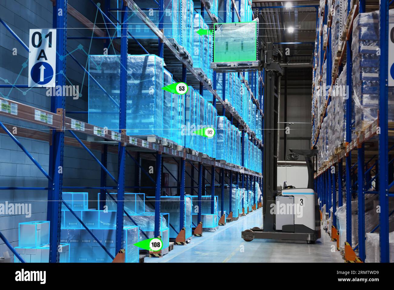 Digitalizzazione, interfaccia utente per il controllo dei processi. Warehouse con sovrapposizione dello schermo virtuale Foto Stock