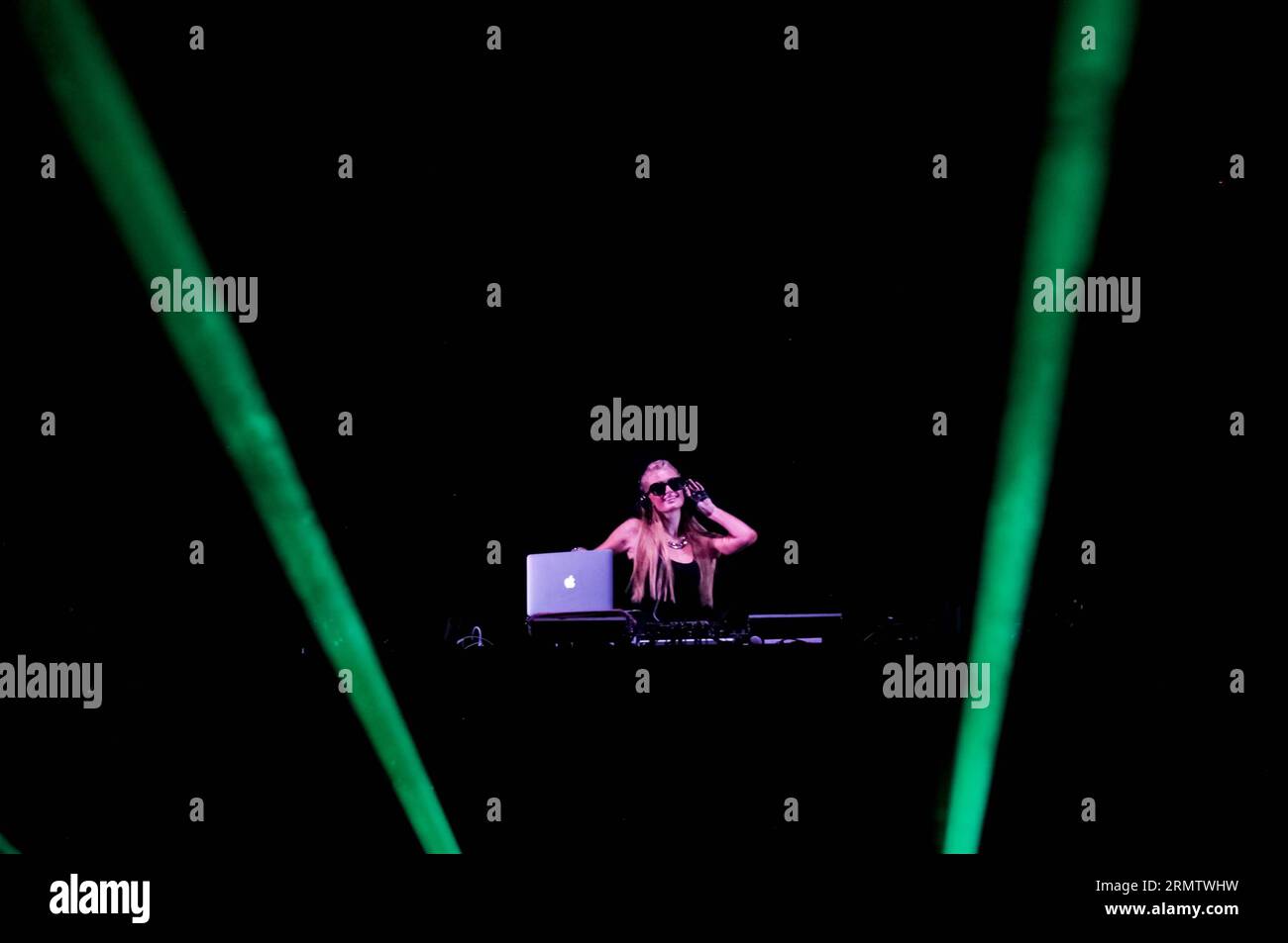 (140920) - BOGOTÀ, 20 settembre 2014 - modella, attrice e cantante Paris Hilton si esibisce durante il suo show Paris Hilton DJ Set , nella periferia di Bogotà, capitale della Colombia, nelle prime ore del 20 settembre 2014. Durante la sua seconda visita in Colombia, Paris Hilton ha preso parte all'evento con causa sociale, poiché un contributo di beneficenza sarà donato alla Global Art Foundation, un'organizzazione no-profit che mira allo sviluppo delle corporazioni culturali e artistiche del paese che cerca di salvare, sostenere e promuovere i talenti nelle comunità svantaggiate, secondo la stampa locale. Jhon Paz) (djj) COLOMBIA-BOGOT Foto Stock