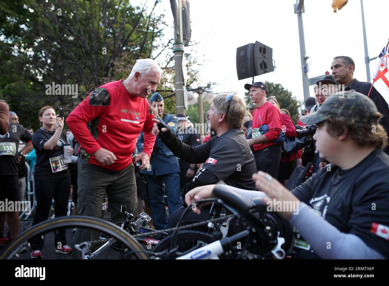 (140922) -- OTTAWA, -- il governatore generale del Canada David Johnston (Top) parla con Greg James alla corsa dell'esercito canadese del 2014 a Ottawa, Canada, il 21 settembre 2014. Soldati feriti e atleti disabili erano tra i 25.000 corridori all'evento annuale che aiuta a raccogliere fondi per le famiglie militari. ) (SP)CANADA-OTTAWA-ARMY RUN ColexBurston PUBLICATIONxNOTxINxCHN Ottawa Governatore generale del Canada David Johnston Top Talks con Greg James ALLA corsa dell'esercito del Canada DEL 2014 a Ottawa Canada IL 21 settembre 2014 soldati feriti e DISABILI atleti erano tra i 25 000 CORRIDORI ALL'evento annuale Thatcher Helps Raise Foto Stock