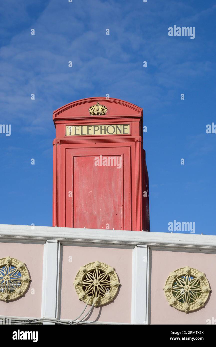 Cabina telefonica rossa su Albert Bridge Chelsea Londra Inghilterra Regno Unito Foto Stock