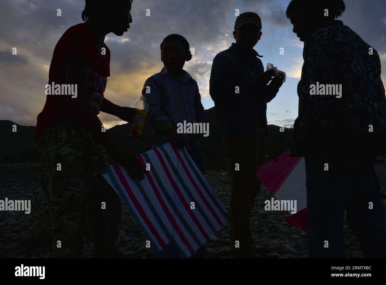 (140922) -- LHASA, -- i bambini volano aquiloni sulla riva del fiume Lhasa a Lhasa, capitale della regione autonoma Tibet del sud-ovest della Cina, 19 settembre 2014. Gli amanti degli aquiloni a Lhasa hanno la tradizione di combattere gli aquiloni sulle rive del fiume Lhasa da agosto a ottobre ogni anno. Cercando di pilotare aquiloni in combattimento aereo, i partecipanti devono fare uno sforzo per superare o disabilitare in qualche modo l'aquilone di un avversario. Il combattimento degli aquiloni a Lhasa è stato elencato come patrimonio culturale immateriale nazionale della Cina nel 2006. ) (lfj) CHINA-LHASA-KITE FIGHTING (CN) PurbuxZhaxi PUBLICATIONxNOTxINxCHN Lhasa Children Fly Kite Foto Stock