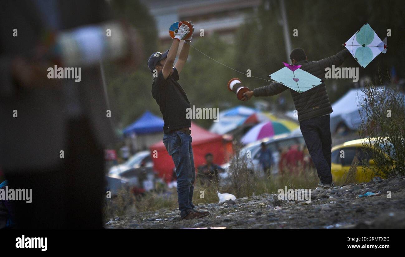 (140922) -- LHASA, -- le persone volano aquiloni a Lhasa, capitale della regione autonoma Tibet della Cina sud-occidentale, 19 settembre 2014. Gli amanti degli aquiloni a Lhasa hanno la tradizione di combattere gli aquiloni sulle rive del fiume Lhasa da agosto a ottobre ogni anno. Cercando di pilotare aquiloni in combattimento aereo, i partecipanti devono fare uno sforzo per superare o disabilitare in qualche modo l'aquilone di un avversario. Il combattimento degli aquiloni a Lhasa è stato elencato come patrimonio culturale immateriale nazionale della Cina nel 2006. ) (lfj) CHINA-LHASA-KITE FIGHTING (CN) PurbuxZhaxi PUBLICATIONxNOTxINxCHN Lhasa Celebrities Fly Kites a Lhasa, capitale del sud Foto Stock