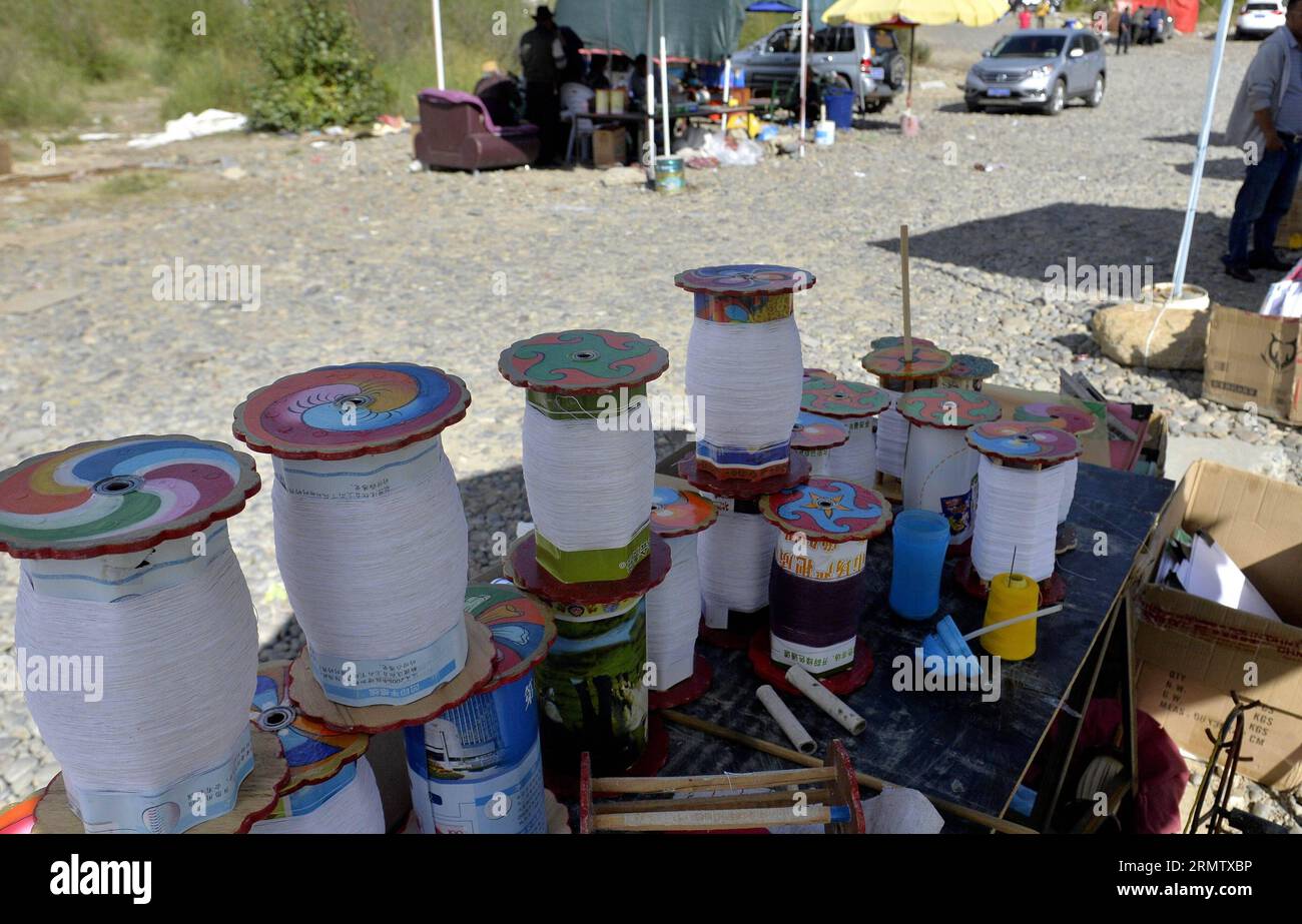 (140922) -- LHASA, -- foto scattata il 19 settembre 2014 mostra pozzi di aquiloni in vendita sulla riva del fiume Lhasa a Lhasa, capitale della regione autonoma Tibet del sud-ovest della Cina. Gli amanti degli aquiloni a Lhasa hanno la tradizione di combattere gli aquiloni sulle rive del fiume Lhasa da agosto a ottobre ogni anno. Cercando di pilotare aquiloni in combattimento aereo, i partecipanti devono fare uno sforzo per superare o disabilitare in qualche modo l'aquilone di un avversario. Il combattimento degli aquiloni a Lhasa è stato elencato come patrimonio culturale immateriale nazionale della Cina nel 2006. ) (lfj) CHINA-LHASA-KITE FIGHTING (CN) PurbuxZhaxi PUBLICATIONxNOTxINxCHN L. Foto Stock