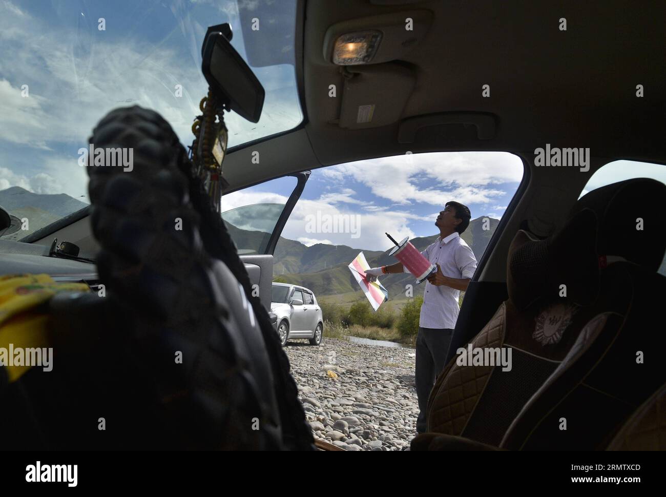 (140922) -- LHASA, -- Un giovane si prepara a pilotare un aquilone a Lhasa, capitale della regione autonoma del Tibet nel sud-ovest della Cina, 19 settembre 2014. Gli amanti degli aquiloni a Lhasa hanno la tradizione di combattere gli aquiloni sulle rive del fiume Lhasa da agosto a ottobre ogni anno. Cercando di pilotare aquiloni in combattimento aereo, i partecipanti devono fare uno sforzo per superare o disabilitare in qualche modo l'aquilone di un avversario. Il combattimento degli aquiloni a Lhasa è stato elencato come patrimonio culturale immateriale nazionale della Cina nel 2006. ) (lfj) CHINA-LHASA-KITE FIGHTING (CN) PurbuxZhaxi PUBLICATIONxNOTxINxCHN Lhasa un giovane si prepara a volare un aquilone a LH Foto Stock