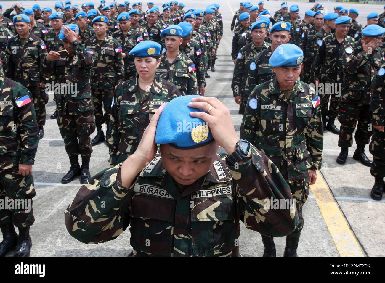 Soldiers of Armed Forces of the Philippines (AFP) partecipano alla cerimonia di invio del 18° contingente AFP alla forza di mantenimento della pace delle Nazioni Unite presso la base aerea di Villamor a Pasay City, nelle Filippine, 22 settembre 2014. 157 soldati saranno assegnati ad Haiti per meno di un anno. ) FILIPPINE-PASAY CITY-ONU PEACEKEEPERS-CEREMONY RouellexUmali PUBLICATIONxNOTxINxCHN Soldiers of Armed Forces of the Philippines AFP partecipa alla cerimonia di invio per il 18° contingente AFP Gand alla forza di pace delle Nazioni Unite PRESSO la base aerea di Villamor a Pasay City Filippine 22 settembre 2014 157 Sol Foto Stock