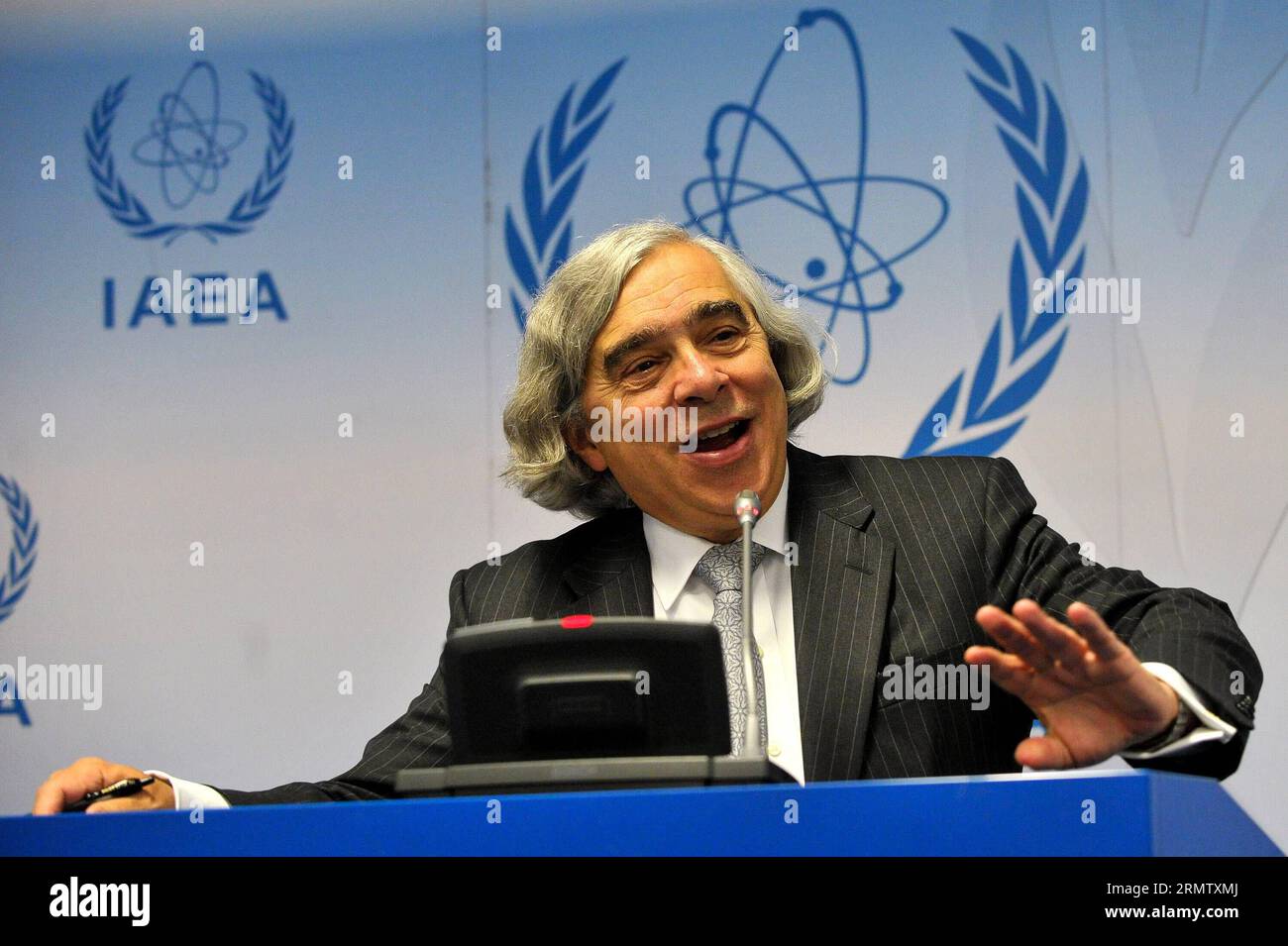 Il segretario all'energia degli Stati Uniti Ernest Moniz parla durante una conferenza stampa presso la sede centrale dell'Agenzia internazionale per l'energia atomica (AIEA) a Vienna, in Austria, il 22 settembre 2014. ) CONFERENZA GENERALE AUSTRIA-VIENNA-AIEA QianxYi PUBLICATIONxNOTxINxCHN il segretario dell'energia degli Stati Uniti Ernest Moniz interviene durante una conferenza stampa PRESSO la sede centrale dell'Agenzia internazionale per l'energia atomica AIEA a Vienna Austria IL 22 settembre 2014 Austria Vienna Conferenza generale dell'AIEA PUBLICATIONxNOTxINxCHN Foto Stock