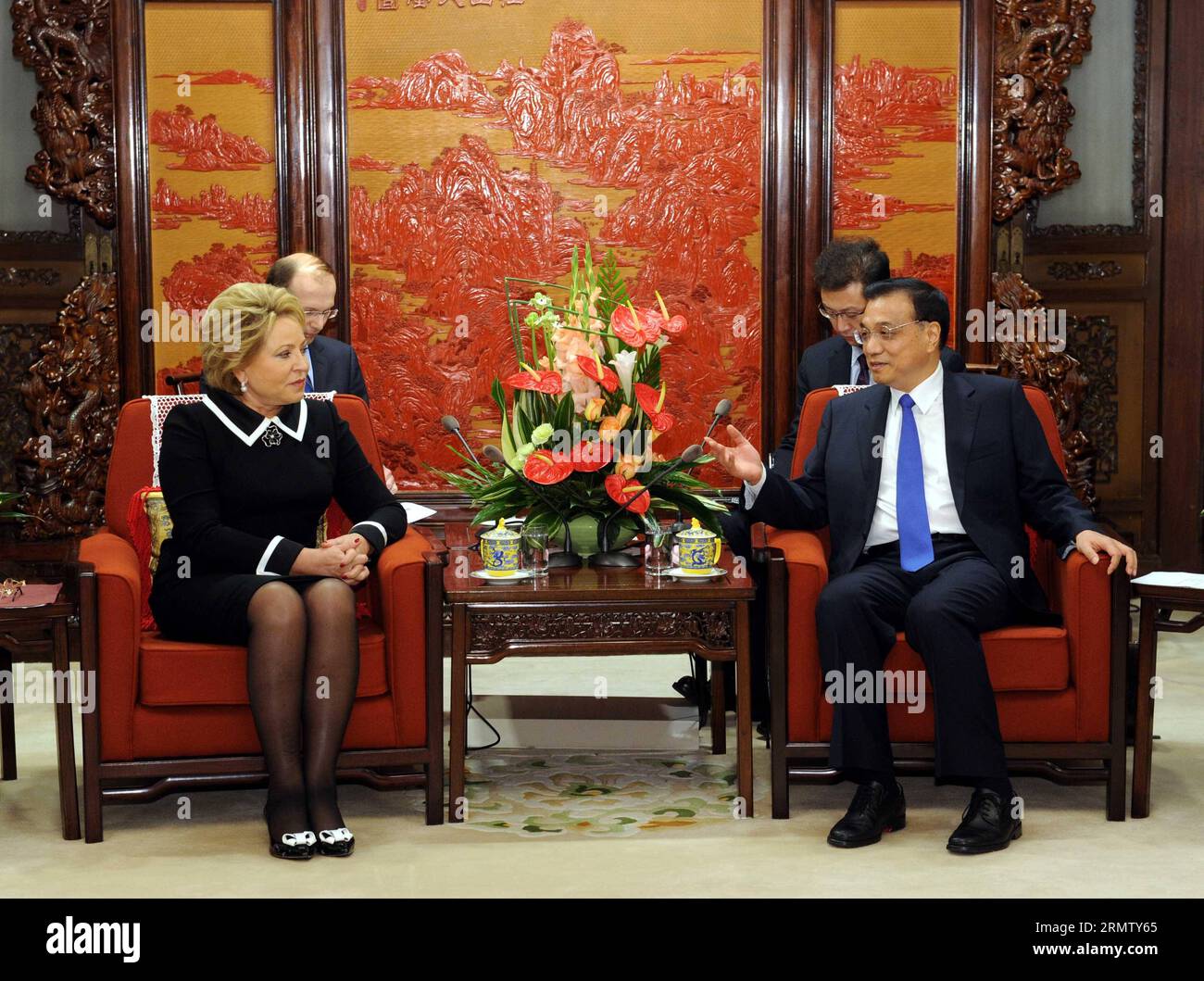 (140923) -- PECHINO, 23 settembre 2014 -- il Premier cinese li Keqiang (R) incontra Valentina Matviyenko, presidente dell'Assemblea federale russa, a Pechino, capitale della Cina, 23 settembre 2014. ) (Wjq) CHINA-BEIJING-li KEQIANG-RUSSIA-MEETING (CN) RaoxAimin PUBLICATIONxNOTxINxCHN Pechino 23 settembre 2014 il Premier cinese di sinistra Keqiang r incontra Valentina Presidente dell'Assemblea federale russa a Pechino capitale della Cina 23 settembre 2014 Cina Pechino sinistra Keqiang Russia Meeting CN RaoxAimin PUBLICATIONTxINxCHN Foto Stock