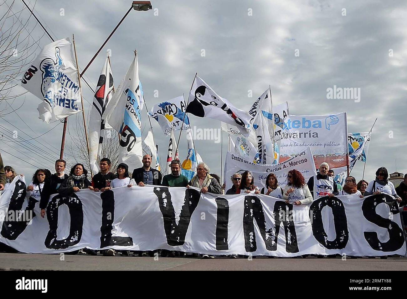 BUENOS AIRES, 22 settembre 2014 -- le persone partecipano a una marcia presso la Facoltà di Scienze sociali dell'Università Nazionale del Centro (UNICEN, per il suo acronimo in spagnolo), nella provincia di Olavarria, Buenos Aires, Argentina, il 22 settembre, 2014. la marcia si è svolta a margine del processo sui crimini contro l'umanità a Mount Peloni Place durante l'ultima dittatura militare, presso la Facoltà di Scienze sociali dell'UNICEN, secondo la stampa locale. Osvaldo Fanton/) ARGENTINA-BUENOS AIRES-SOCIETY-MARCH TELAM PUBLICATIONxNOTxINxCHN Buenos Aires 22 settembre 2014 le celebrità partecipano a un Mar Foto Stock